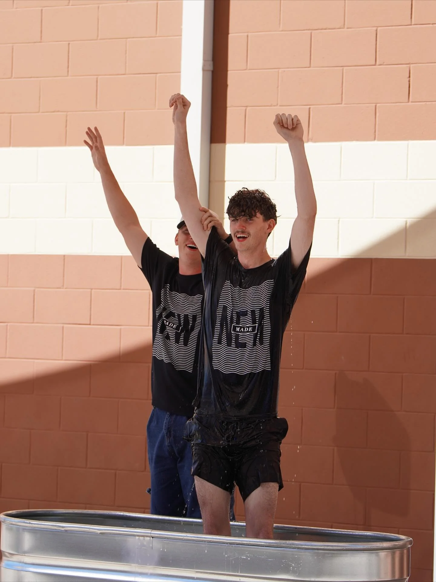 “Buried with Him in baptism, raised to walk in newness of life.” — Romans 6:4
This Sunday we witnessed something special — Jarren’s baptism by his brother Jaiton. His testimony of God’s grace was powerful! 💧
Pas