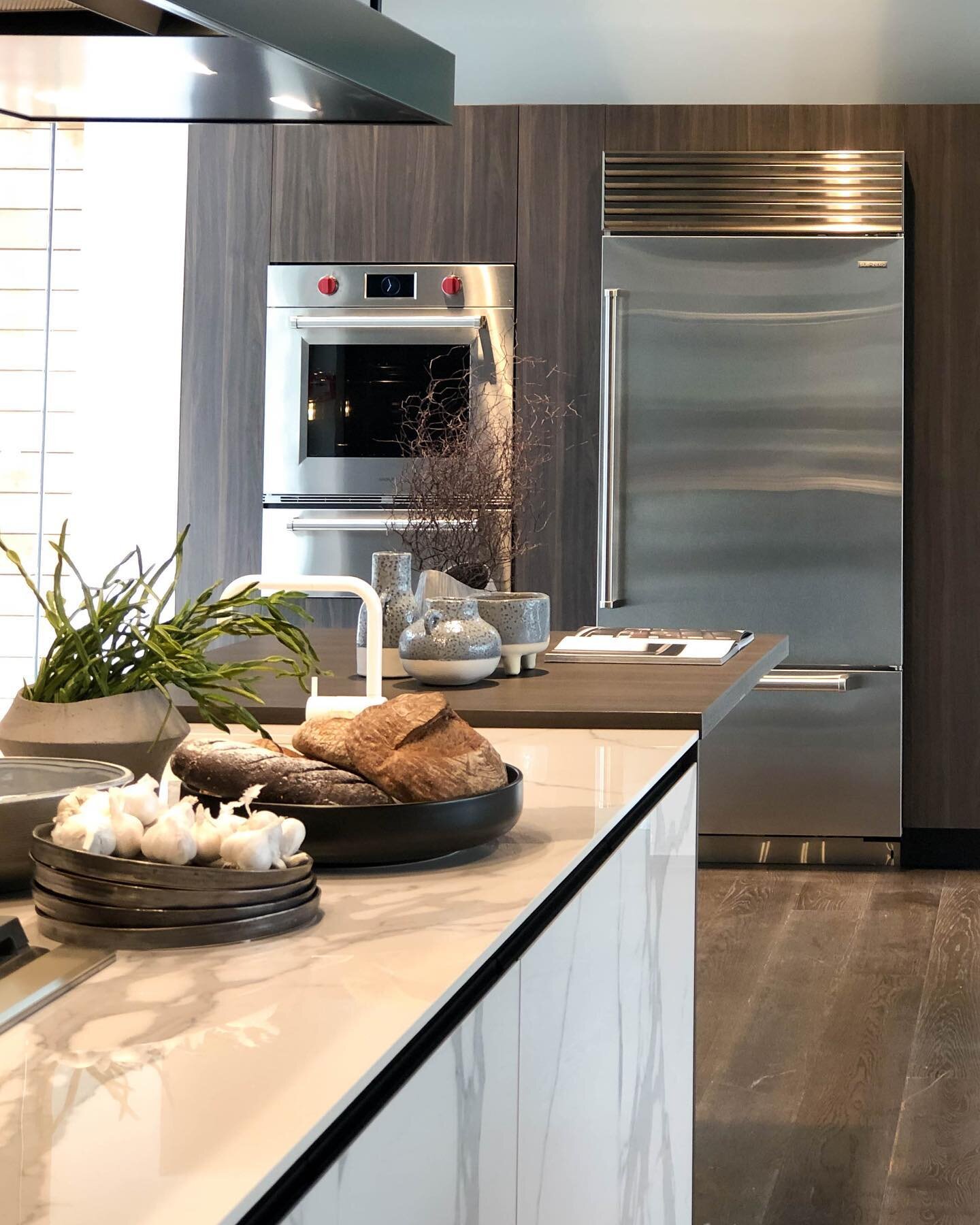 Another shot of our new display kitchen over at @kouzina_appliances! How good does the marble look 😍