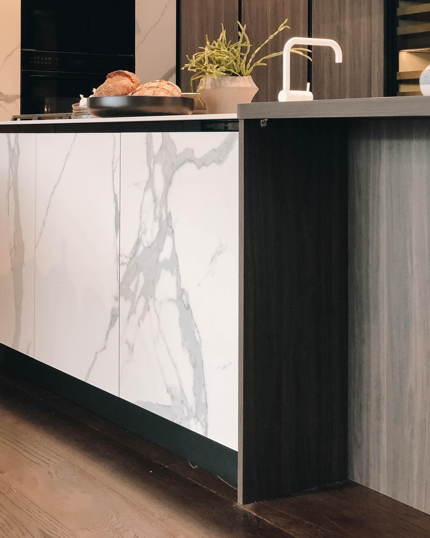 Touch of elegance in this kitchen design with these bespoke porcelain cabinetry fronts 😍