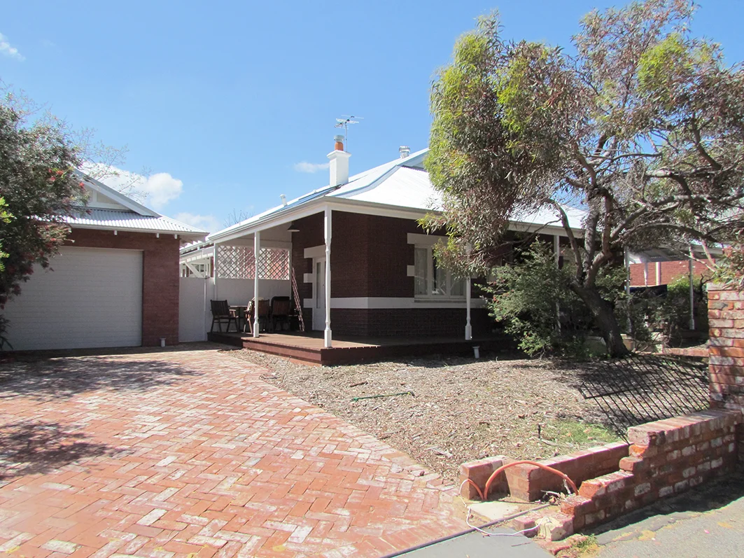 18 Moss Street