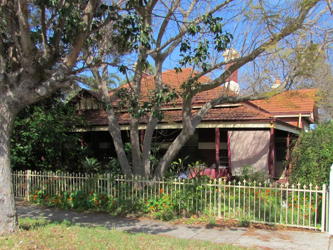 25 Moss Street