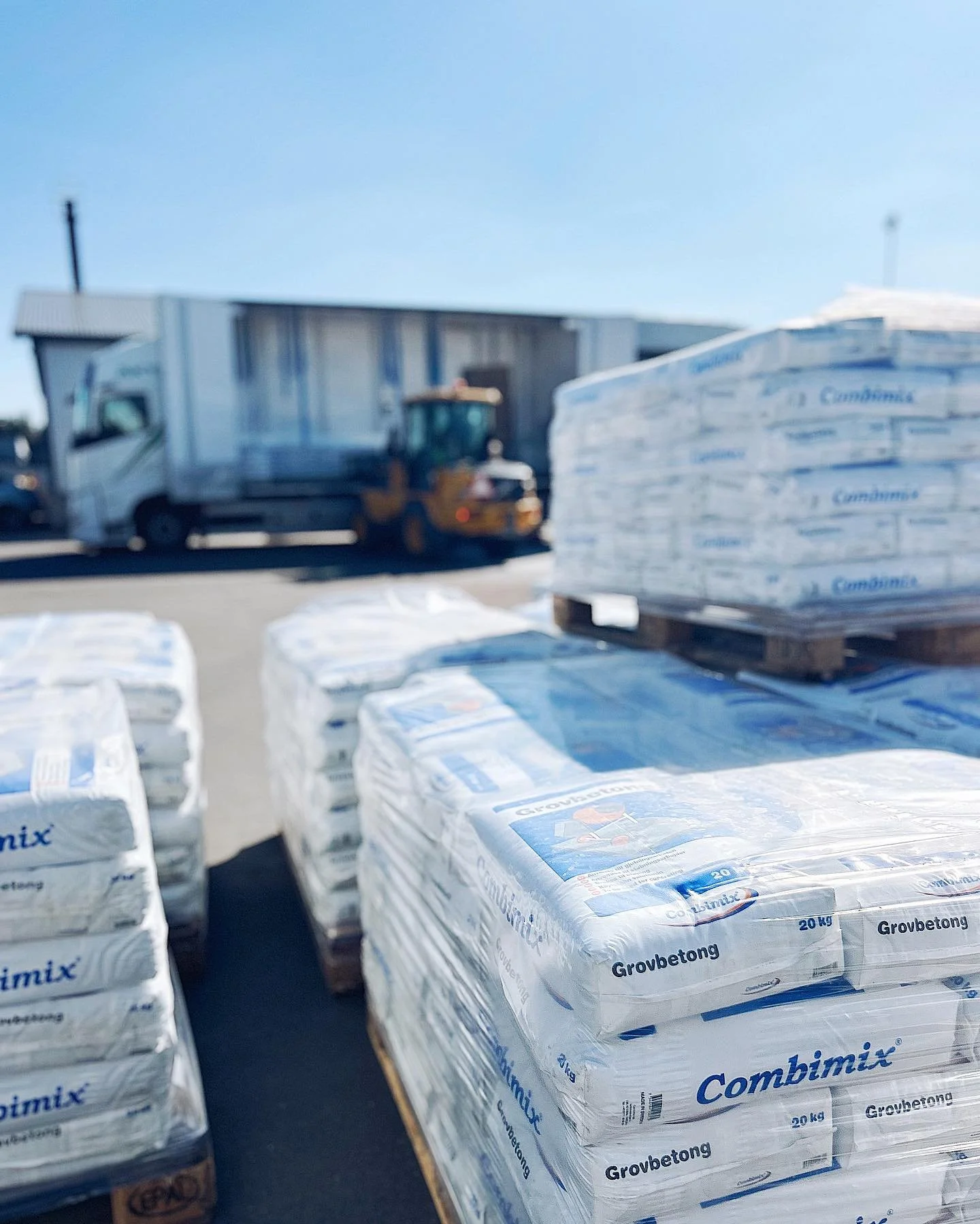 Leveranser rullar in. 
Lagret fylls idag på med grovbetong, finbetong och plintbetong. 
Välkommen in till oss på Fordonsvägen 9 i Jönköping 
#Combimix #betongleverans #byggmaterial #Grovbetong #Finbetong #Plintbetong