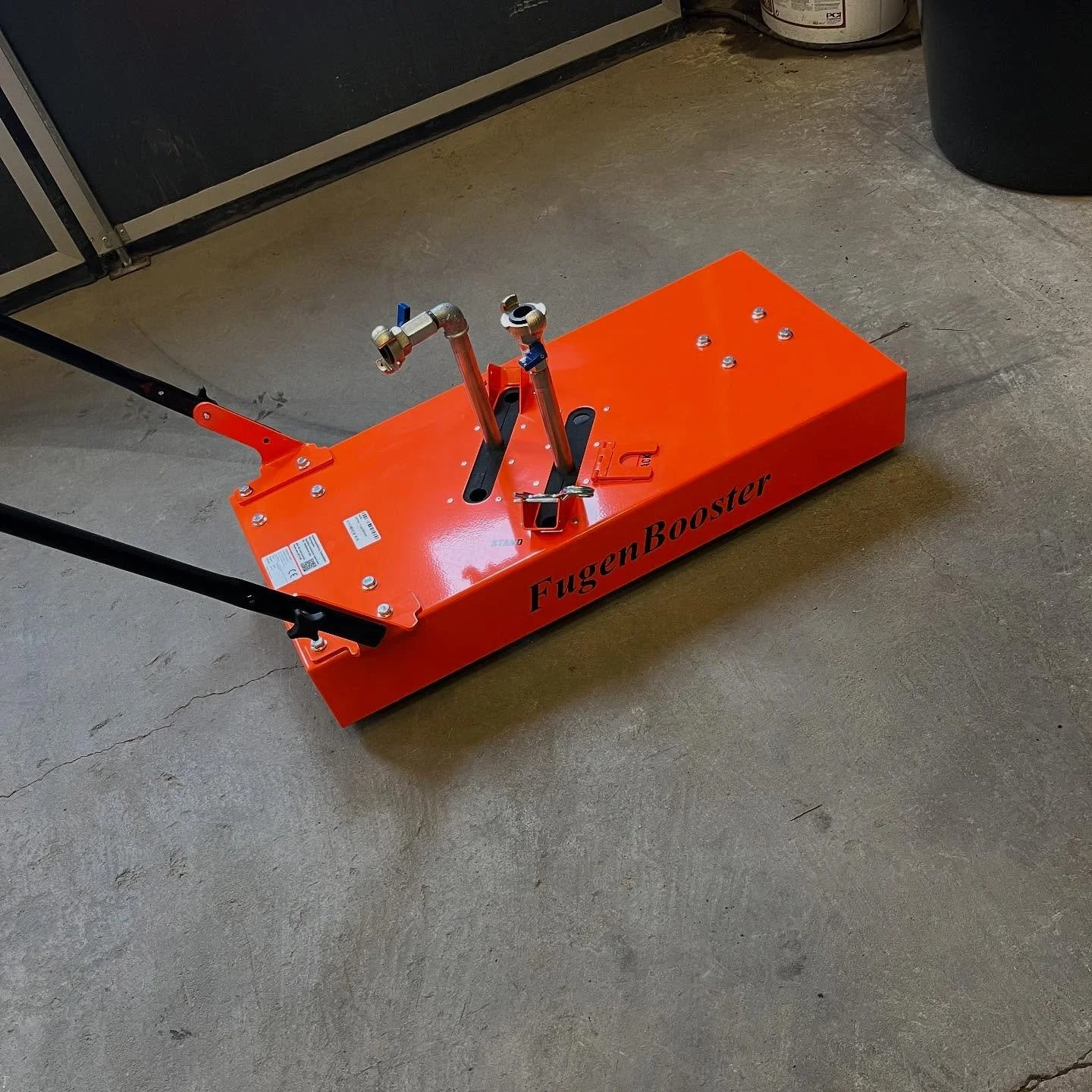 Den här lilla BadBoyen har effektivt fogrensat 600 kvm gatstensyta, för att sen återfyllas med 
VDW 855. Finns att hyra hos oss.