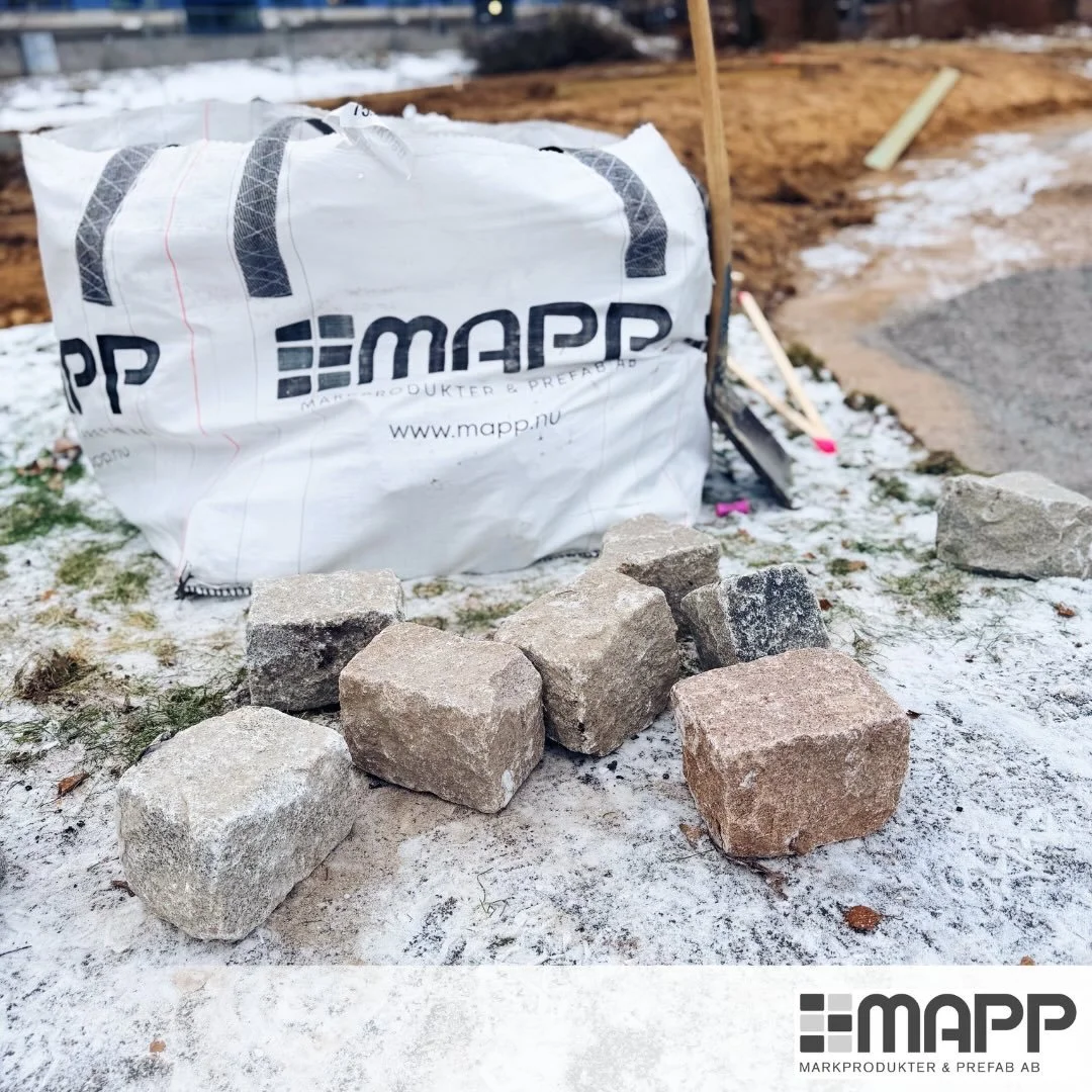 Full fart trots vinter - Storgatsten i stors&auml;ck &auml;r nu levererad till @topiroab och redo att s&auml;ttas. 🧱✨