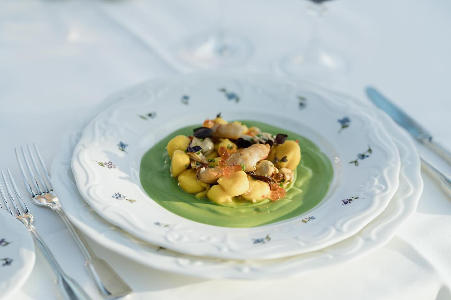 Members, have you tried the new spring dishes yet? Simone Suardi creates saffron gnocchi with seafood, broccoli cream, ginger and chilli or a crispy salad with radicchio, Brussels endive as well as squid, hummus, parmesan and orange for you at &bdquo