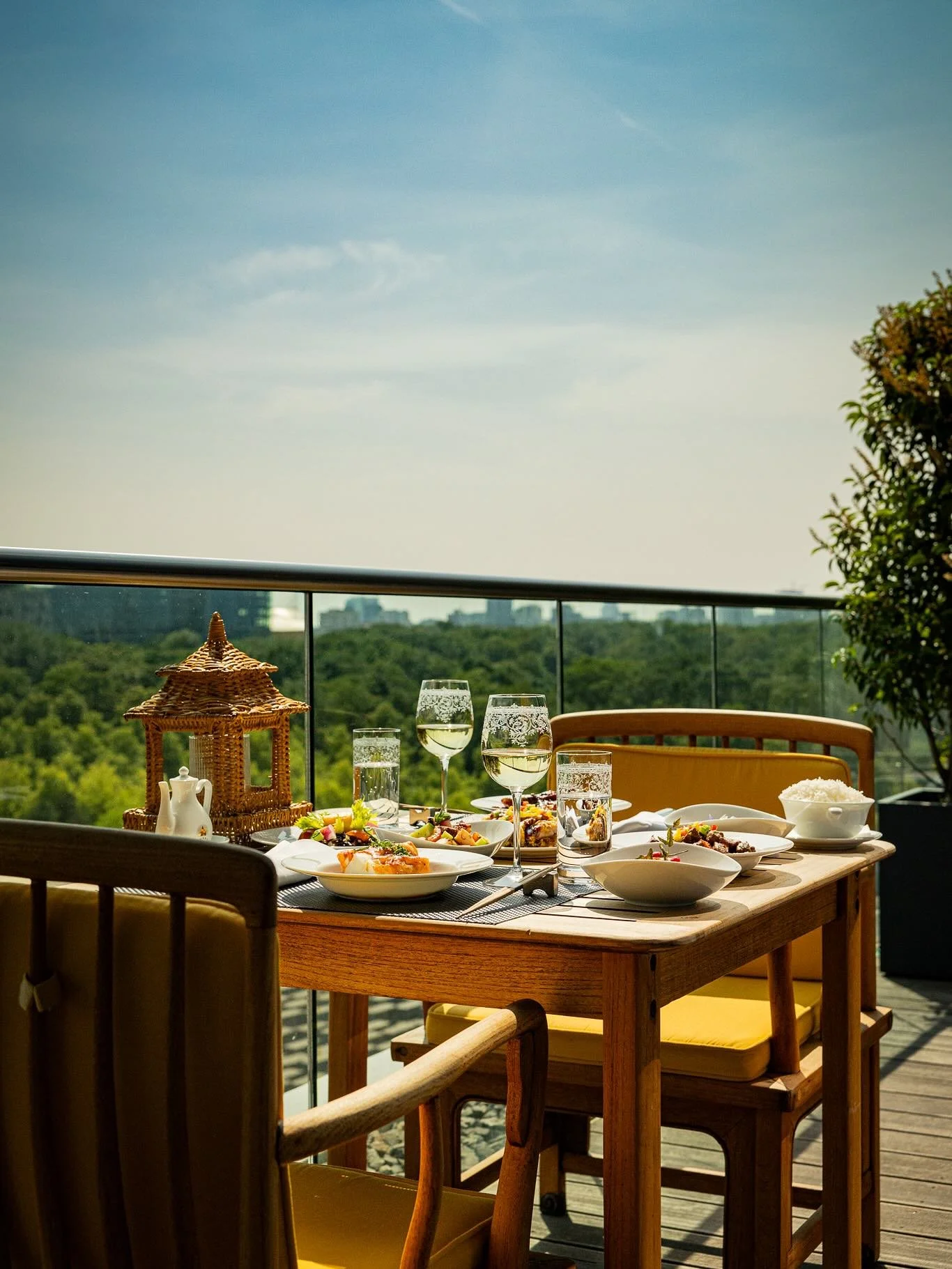 Let summer speak in flavors &mdash; with Chef Tam&rsquo;s new seasonal creations, now available all day at our Chinese signature restaurant. Fresh, refined, and made to delight from midday to sunset. Members, discover the taste of the season.
#ChinaC