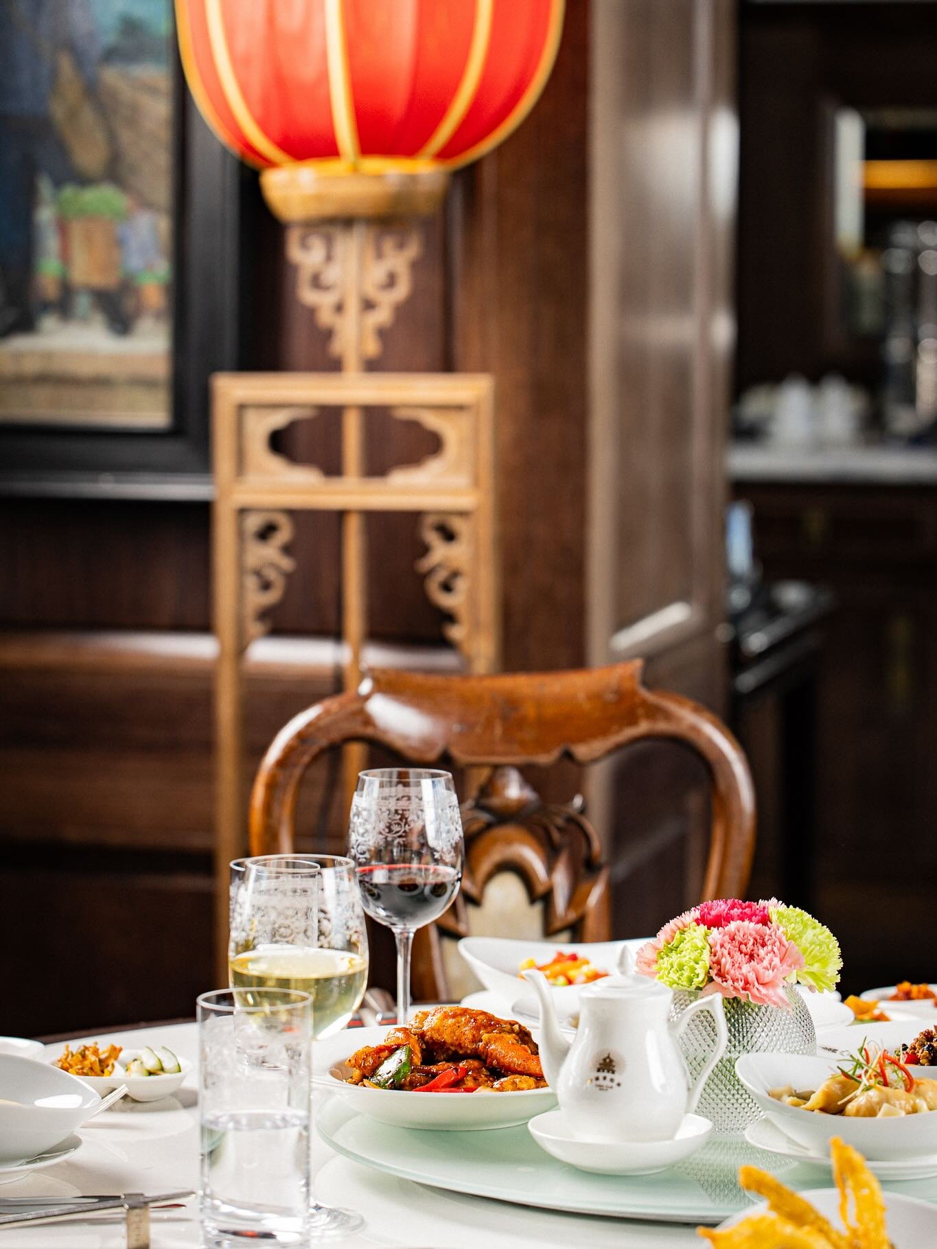 Is there a better way to welcome autumn than with Chef Tam&rsquo;s new seasonal menu? Indulge in creations such as stir-fried Lobster with Black Bean Sauce or Wonton filled with Shrimp &amp; Chicken in Hot Sour Sauce.
Members, call the concierge for 