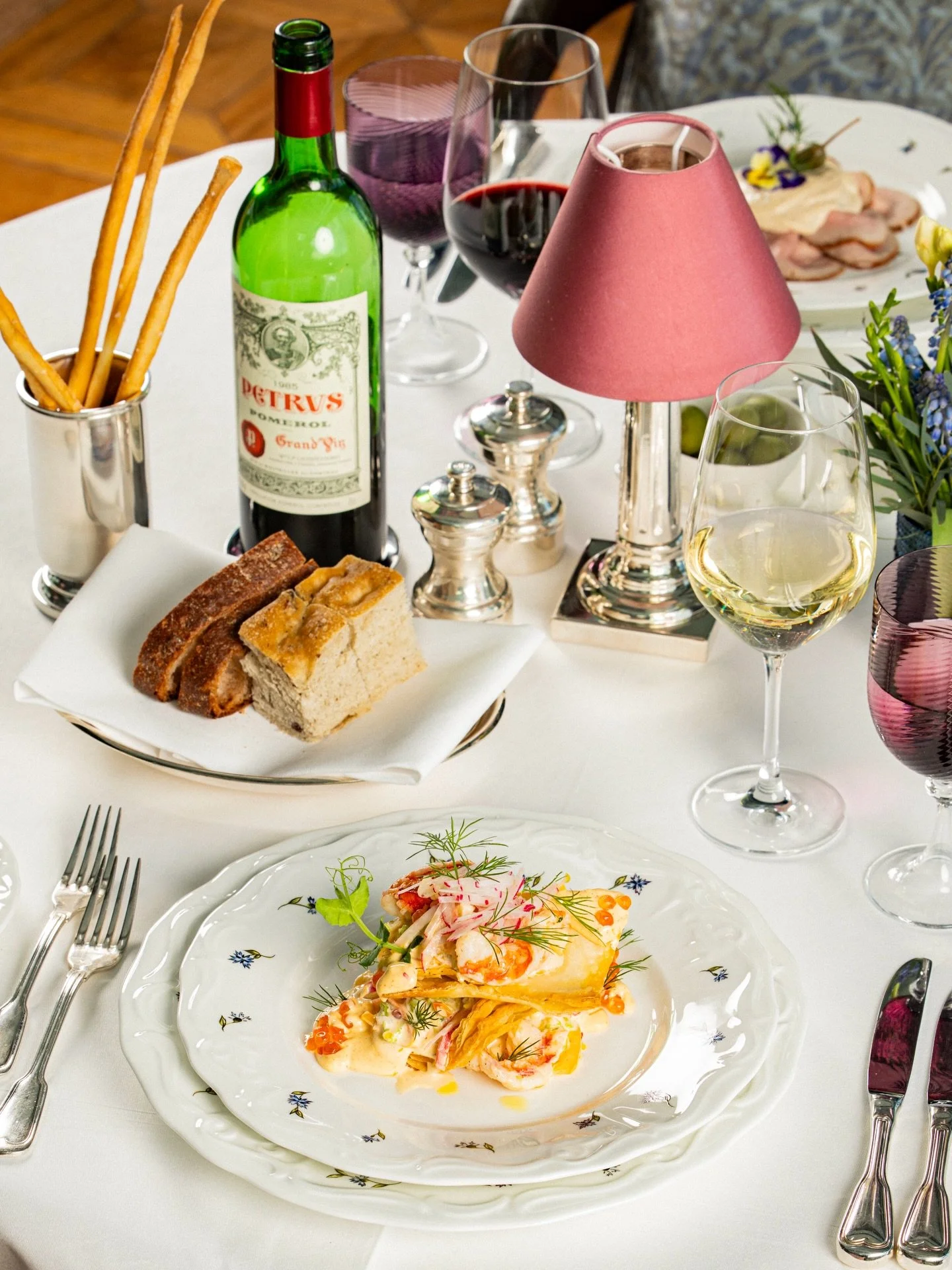 With the new season, Executive Chef Simone Suardi introduces new highlights to the &bdquo;Medinis&ldquo; menu. Discover exquisite creations like red prawns with yuzu dressing, marinated vegetables and spicy mayonaise, or ricotta and nettle gnocchi wi