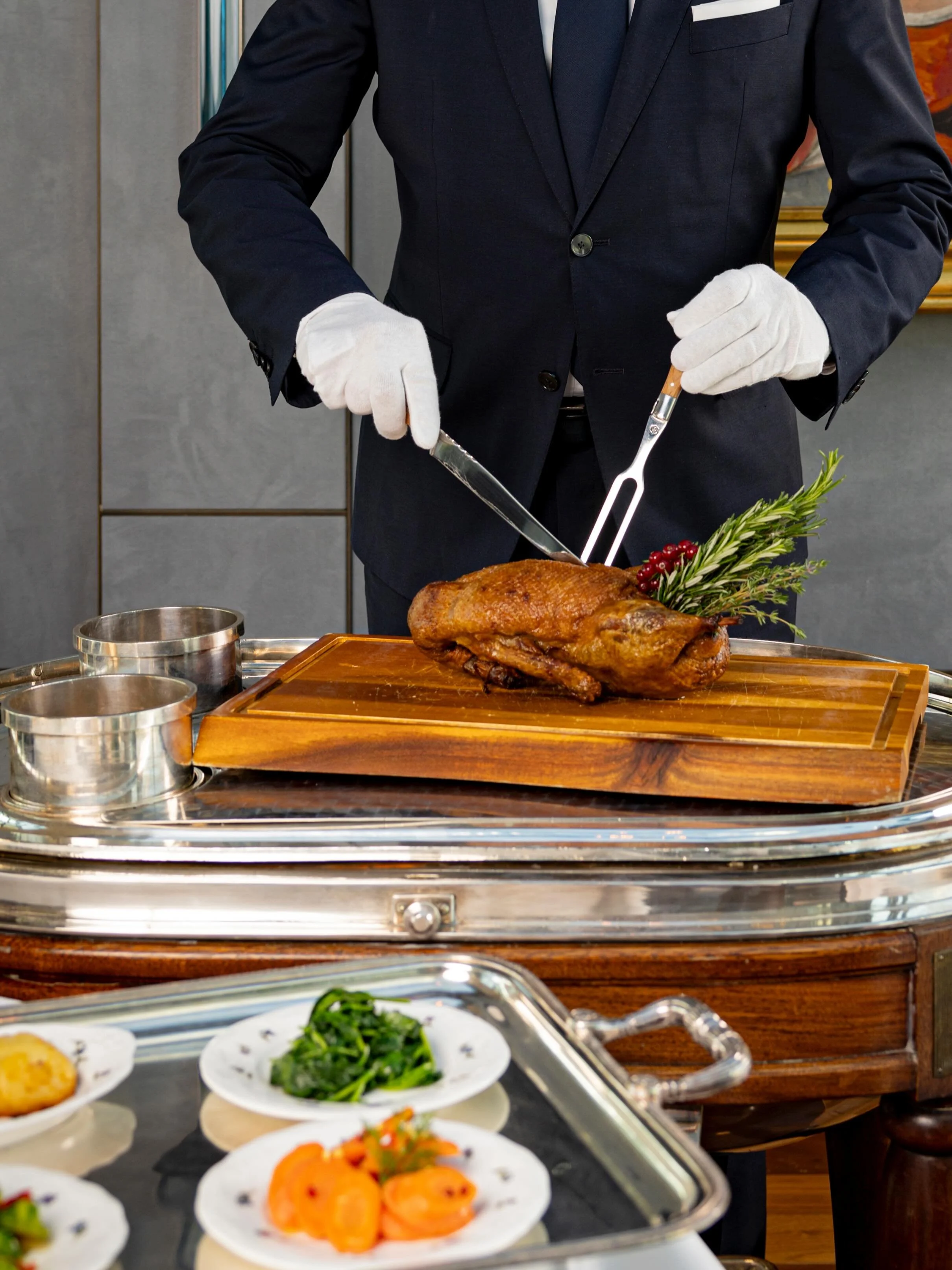 With the cozy season ahead, Chef Simone Suardi presents a whole crispy organic duck from @gut_vorder_bollhagen and prepared with Italian finesse and expertly carved tableside. Served with seasonal side dishes, this exquisite culinary experience is de
