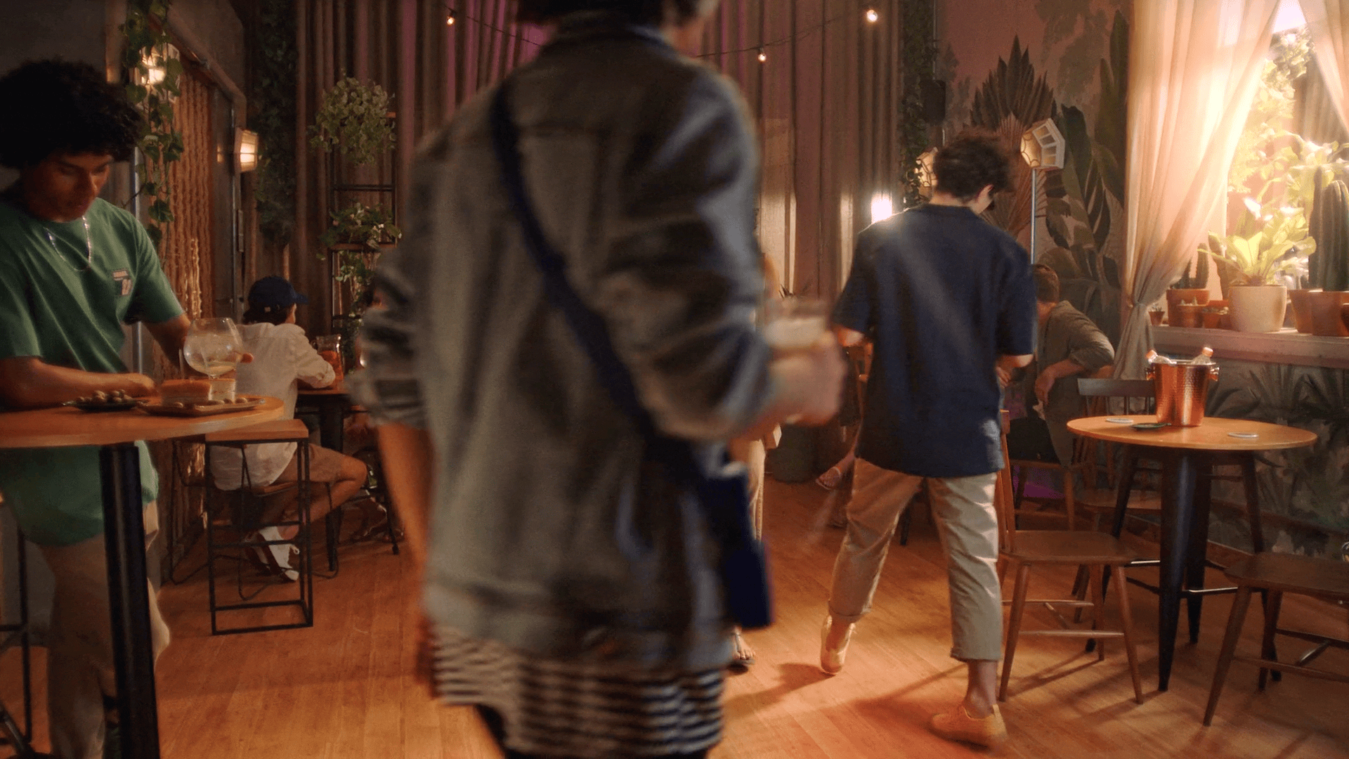 Havaianas - Vestido - Almap_BBDO (1080p with 23.98fps).gif