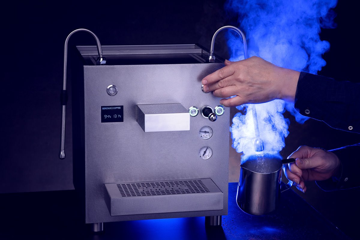 bedrijfsfotografie-productfoto-blauw-licht-espressomachine-emili