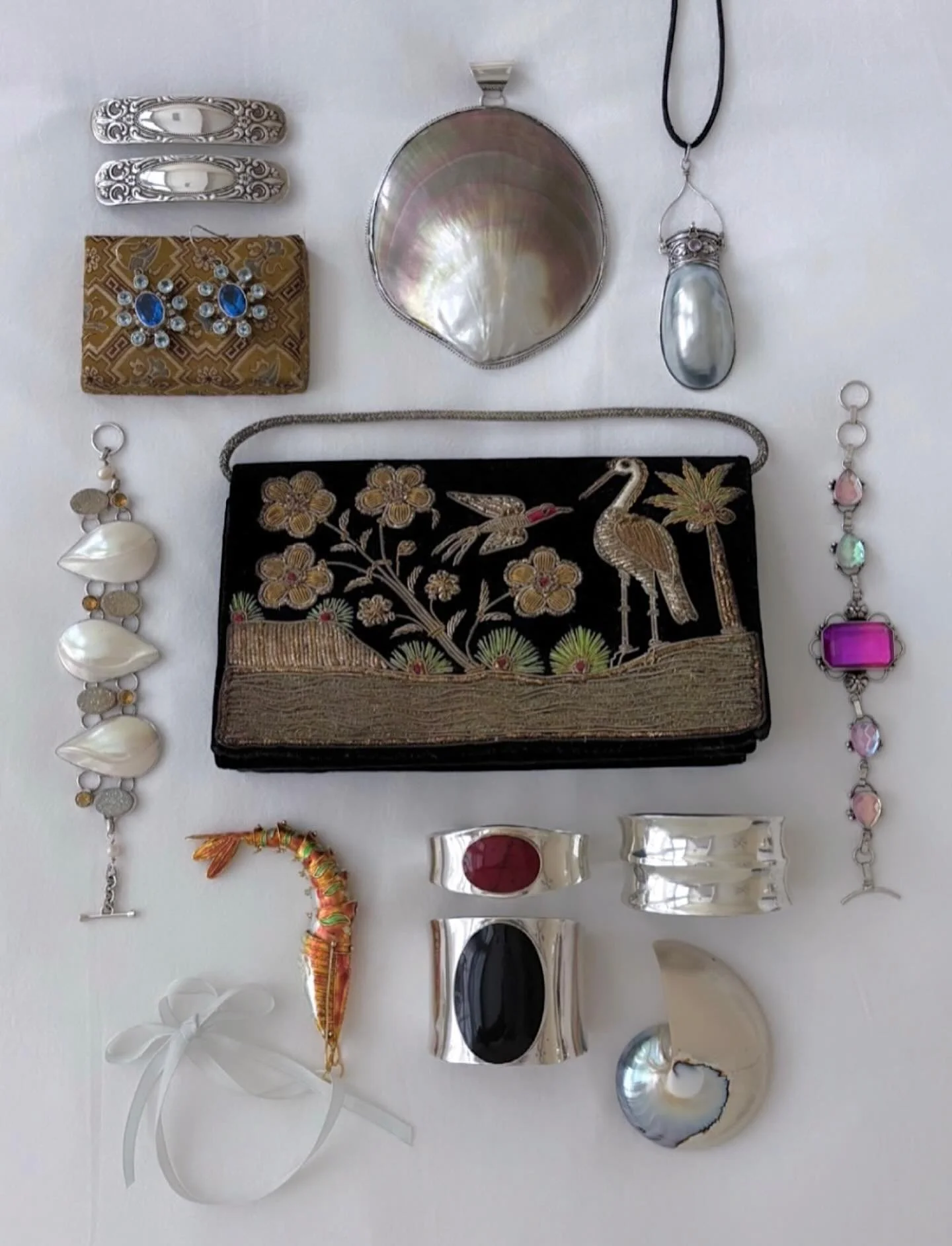 Now Available Online! 🦢🫧&hearts;️ Many beautiful jewels and accessories! 

#esmesdrawertoo#truevintage#romanticlook#romanticvintage#vintageoutfit#vintageootd#fashioninspo#suedefringe#vintageclothing#parisianlook#vintagelook#frenchstyle#parisianstyl