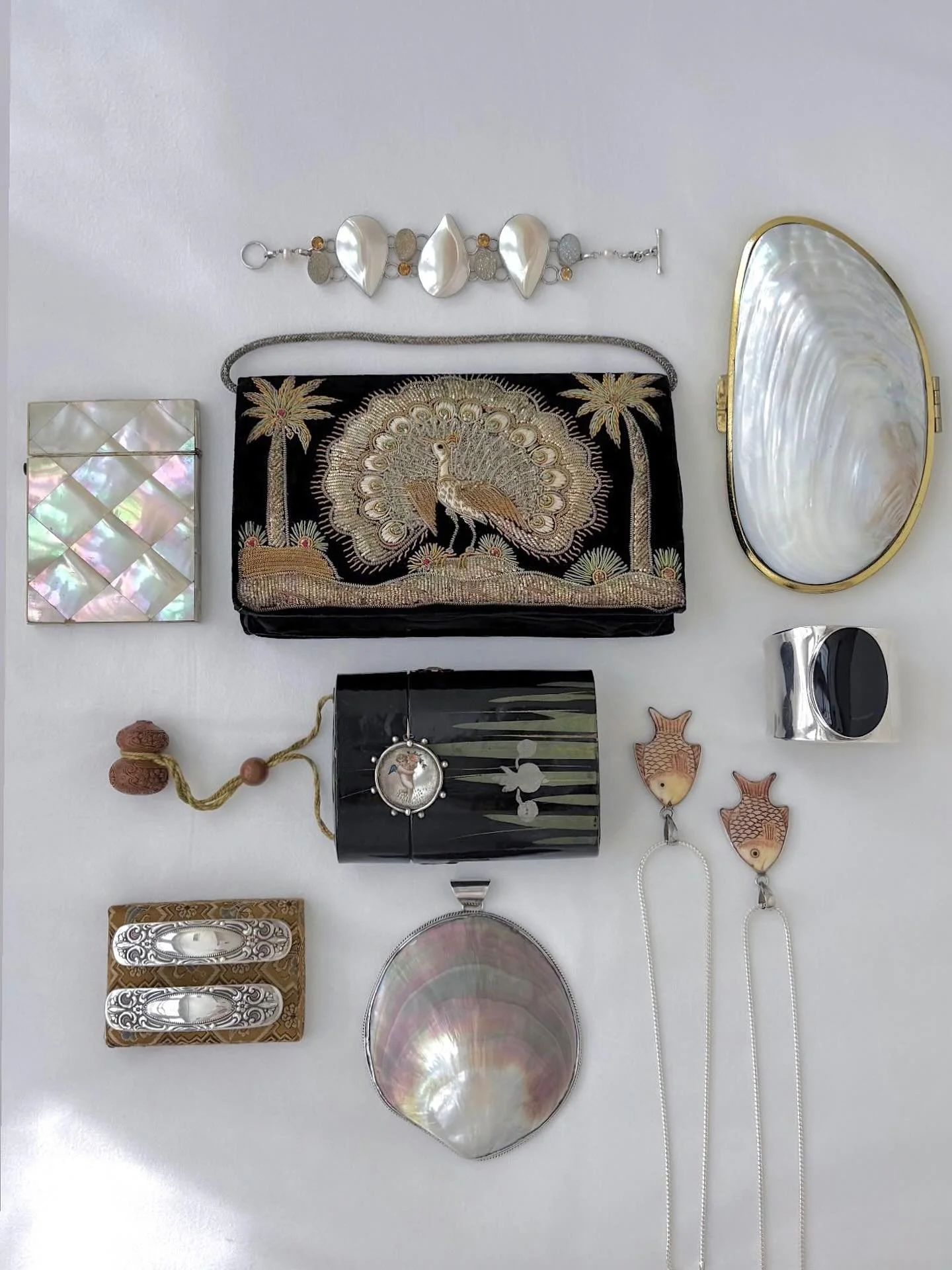 A Beautiful Collection! Available Online! 🦚🫧

#esmesdrawertoo#truevintage#romanticlook#romanticvintage#vintageoutfit#vintageootd#fashioninspo#vintagejewelry#vintageaccessories#vintageclothing#parisianlook#vintagelook#frenchstyle#parisianstyle#vinta