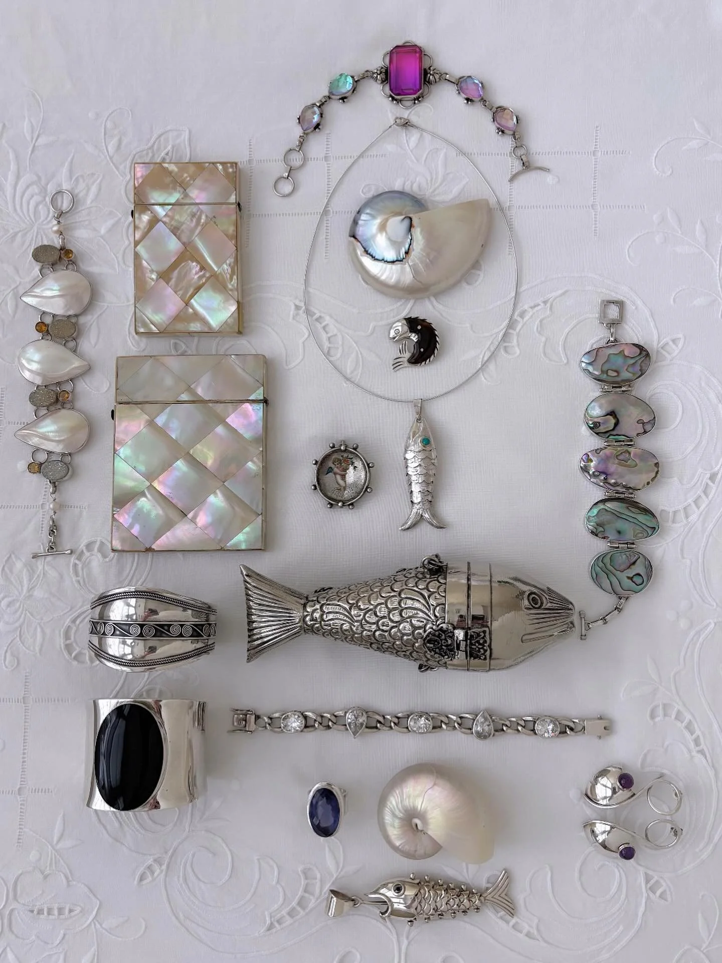 New Arrivals, Just Added Online! 🫧🐟🤍

#esmesdrawertoo#truevintage#romanticlook#romanticvintage#vintageoutfit#vintageootd#fashioninspo#vintagejewelry#vintageaccessories#vintageclothing#parisianlook#vintagelook#frenchstyle#parisianstyle#vintageforsa