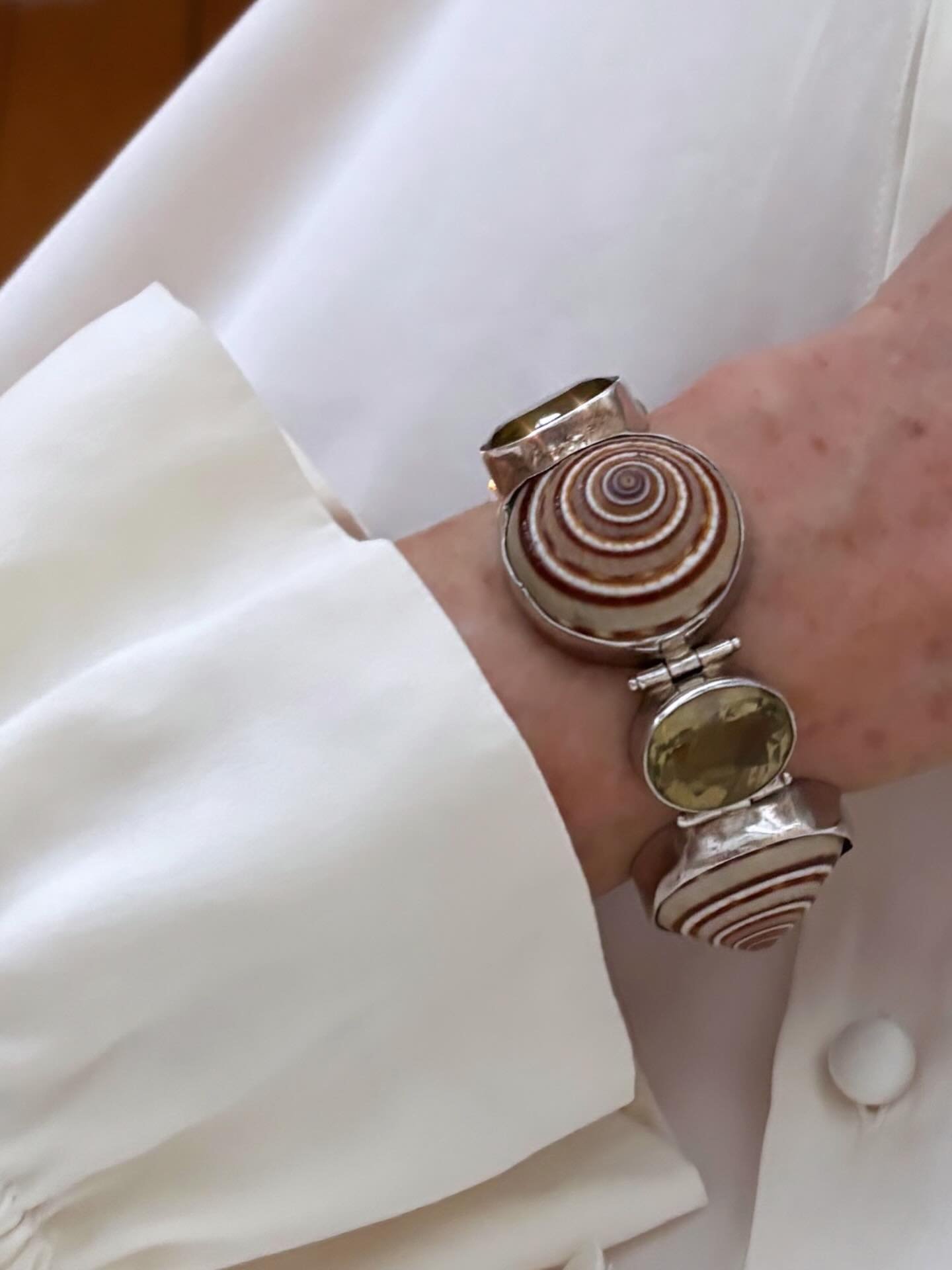 Available Online. 🐚 🫧

#esmesdrawertoo#truevintage#swanseason#romanticlook#romanticvintage#vintageoutfit#vintageootd#fashioninspo#vintagejewelry#vintageaccessories#vintageclothing#parisianlook#vintagelook#frenchstyle#parisianstyle#vintageforsale#lu