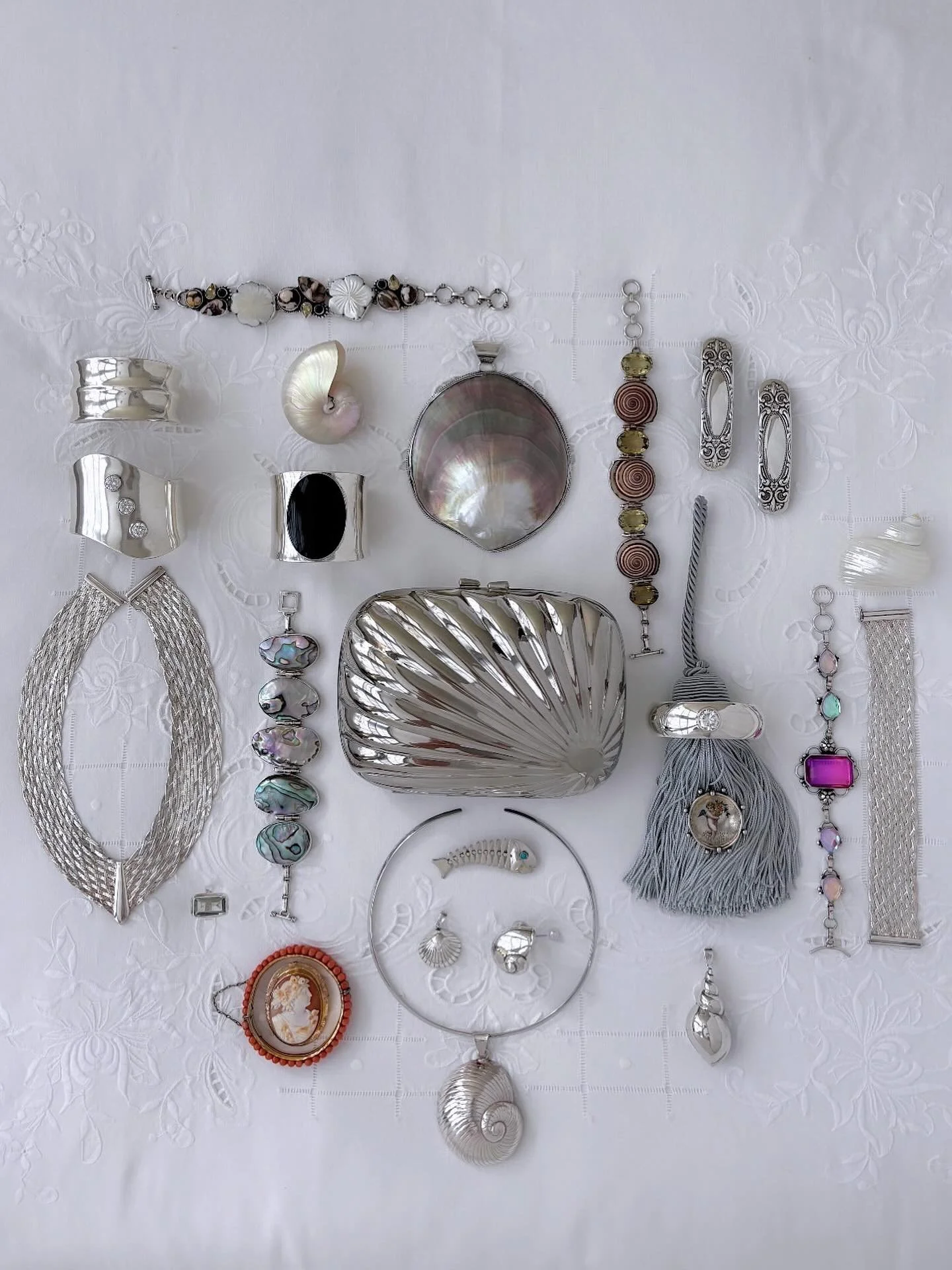 A Curated Selection of Jewelry &amp; Accessories&hellip; 🫧 🤍 Available Online! Some Pieces Included&hellip; Coming This Weekend. 🤍

#esmesdrawertoo#truevintage#romanticlook#romanticvintage#vintageoutfit#vintageootd#fashioninspo#vintagejewelry#vint