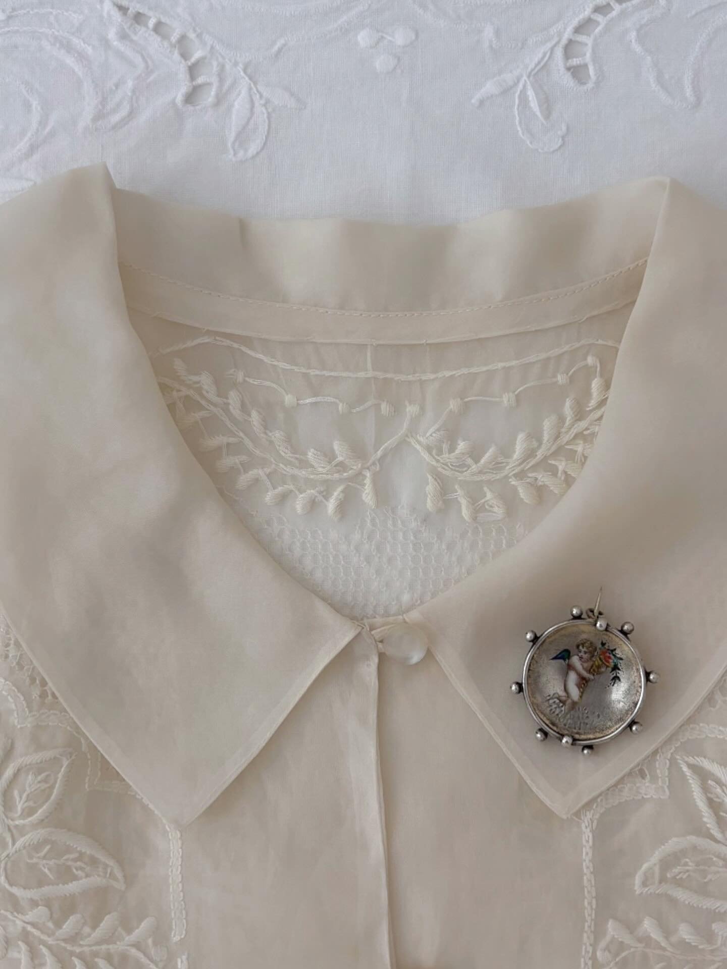 Late 1800&rsquo;s, Enamel Cherub Brooch. Sourced in Italy. 👼🏻 Available Online.

#esmesdrawertoo#truevintage#romanticlook#romanticvintage#vintageoutfit#vintageootd#fashioninspo#vintagejewelry#vintageaccessories#vintageclothing#parisianlook#vintagel