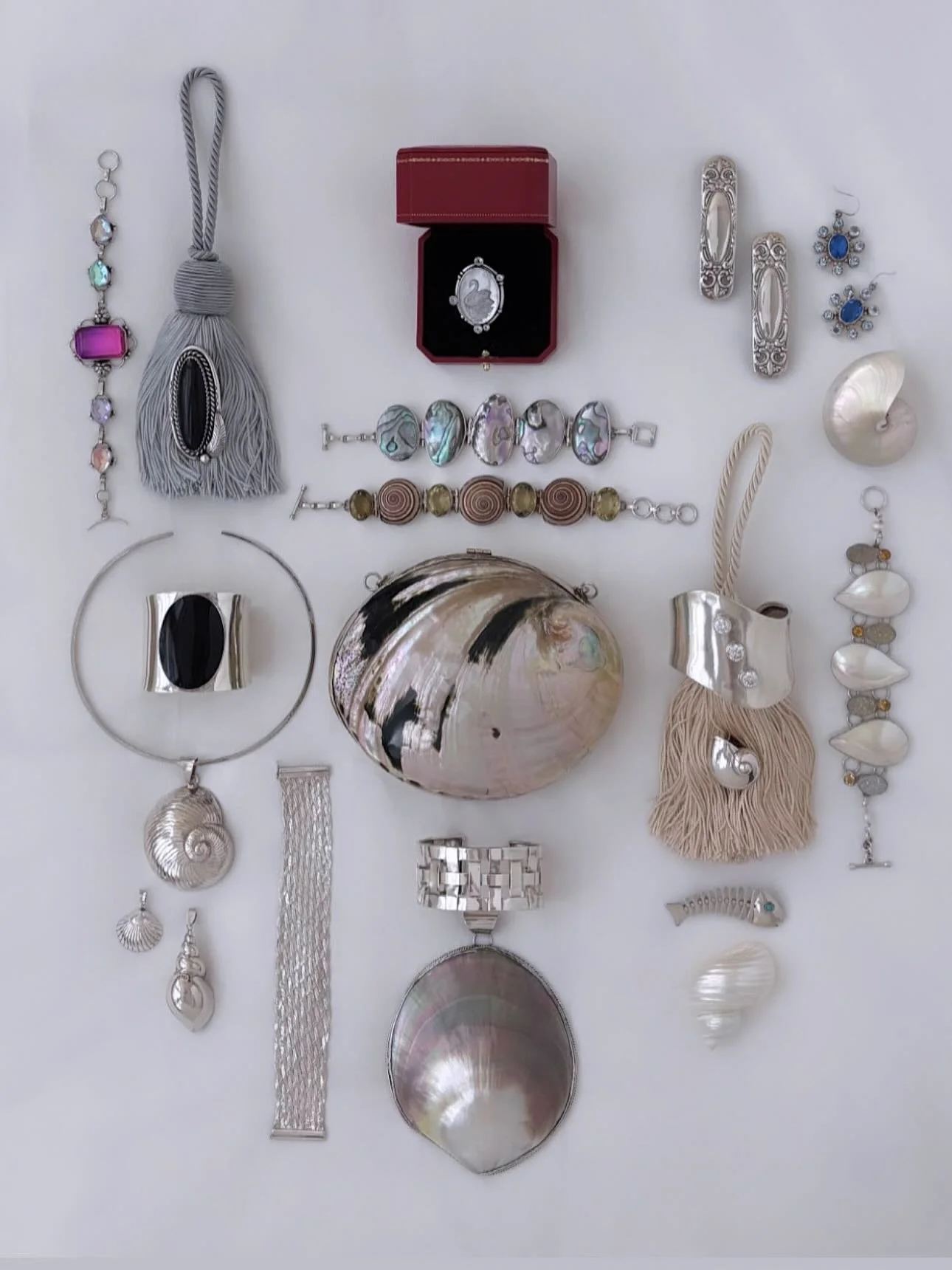 A Curated Selection of Jewelry &amp; Accessories&hellip; 🦢 Available Online! Breathtaking Swan Ring, Coming Soon!🦢

#esmesdrawertoo#truevintage#romanticlook#swan#romanticvintage#vintageoutfit#vintageootd#fashioninspo#vintagejewelry#vintageclothing#