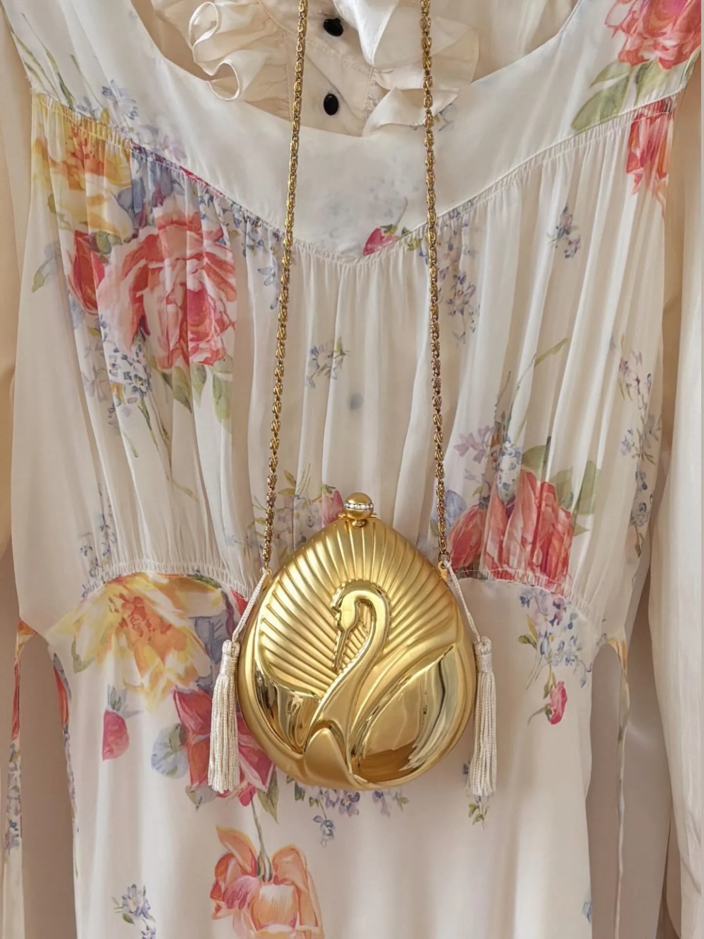Just Added Online! 🦢 NEW ARRIVALS, Now Available Online! 🦢

#esmesdrawertoo#vintageforsale#vintagejewelry#vintageclothes#theworldsteeming