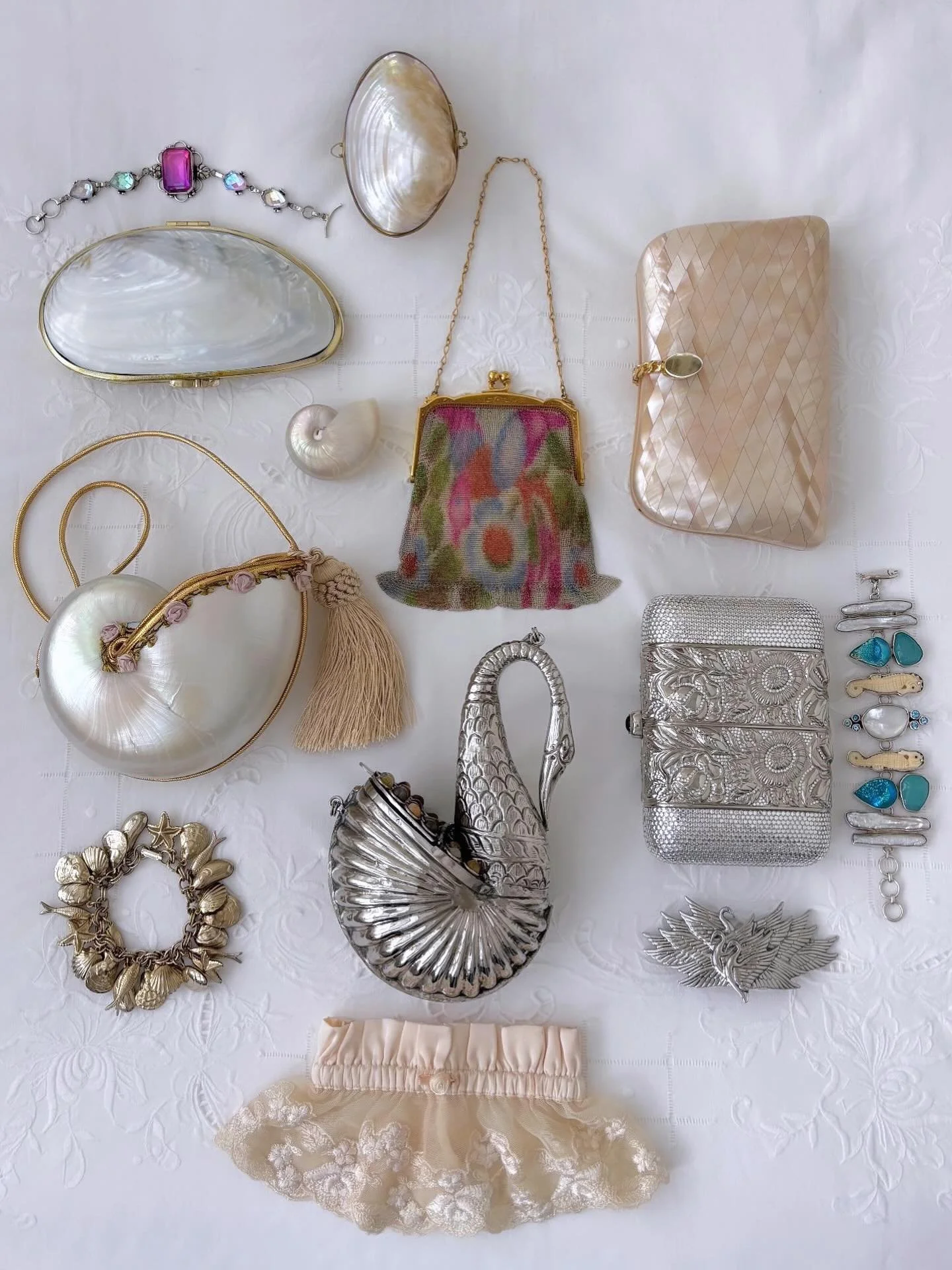 New Arrival Accessories! Coming TUES., MARCH 17th - 5pm EST! 🦢🤍🐚

#esmesdrawertoo #vintagewedding #vintageclothes #vintageaccessories #theworldsteaming