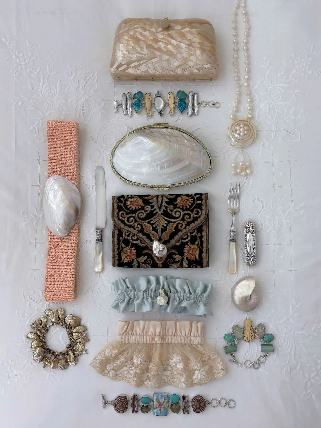 We&rsquo;re thinking Spring! 🫧🦢 Some items in this sweet, little capsule are available online, others are soon to come. 🫧 (Remember to Click the MENU to See All Available Items!)

#esmesdrawertoo#vintageforsale#vintagejewelry#vintageclothes#thewor