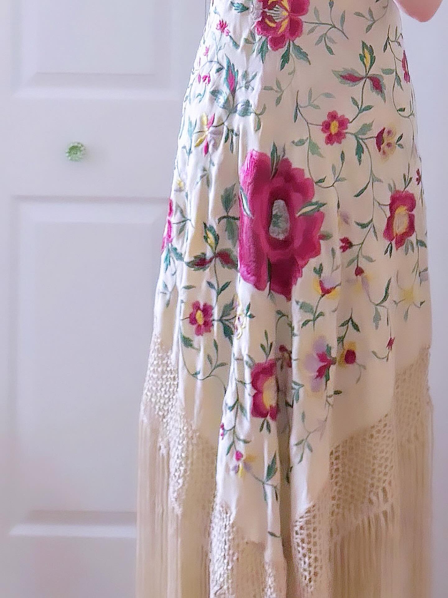 NEW ARRIVALS! Coming This Week! 🌸🤍🌺

#esmesdrawertoo #vintagewedding #vintageclothes #vintageaccessories #theworldsteeming