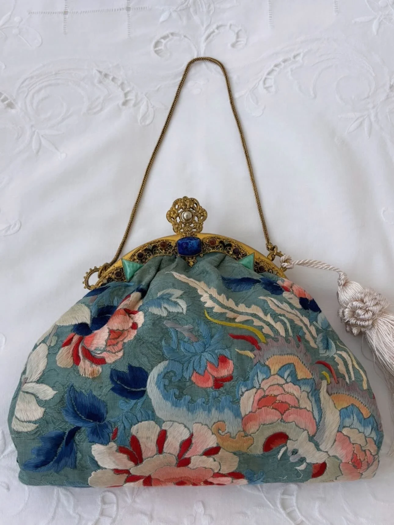 Truly Special! Embroidered Silk Purse, Available Online. 🤍

#esmesdrawertoo #vintagewedding #vintageclothes #vintageforsale #theworldsteeming