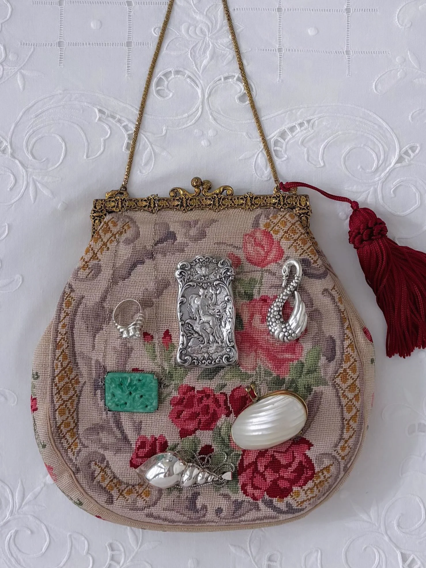 A Beautiful Collection of Vintage Jewelry and Accessories Available Online! 🐚🍃🦢

#esmesdrawertoo #vintageshop #vintageforsale #vintagejewelry #vintageaccessories