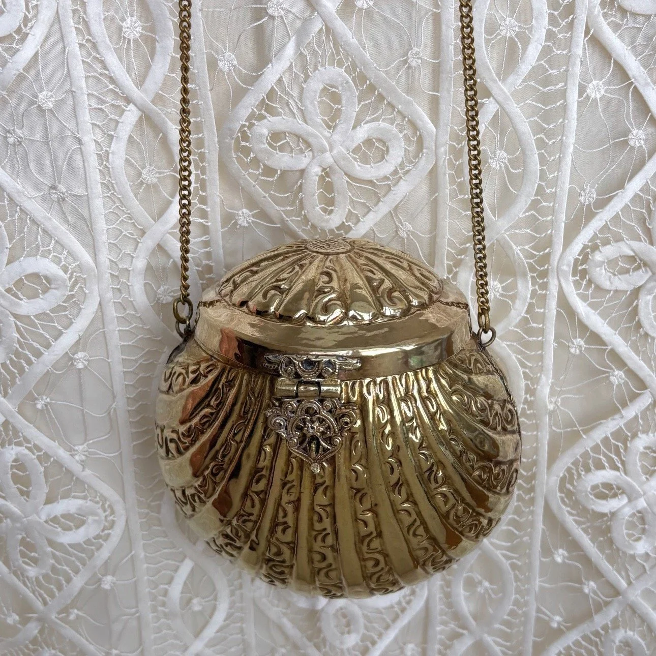 Vintage Filagree Ribbed Shell Brass Purse