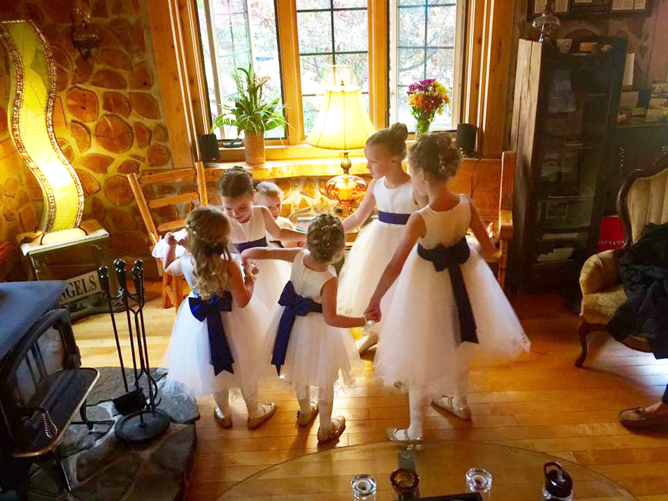 wedding-at-spirit-of-the-north-girls-blue-bows-2E0BDF39-0212-43E7-87B7-7FFA2C427697-adj.jpg