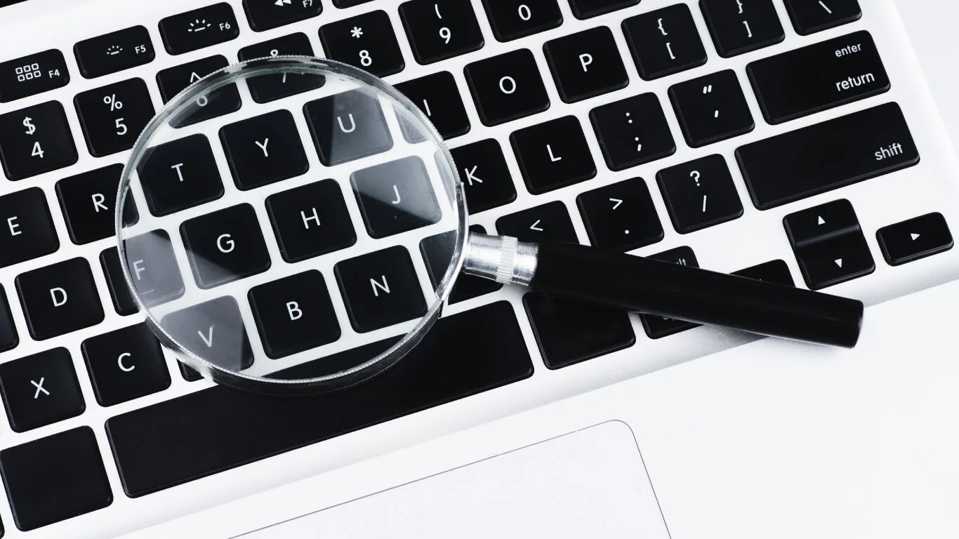 computer-magnifyig-glass-links-resources-hero.jpg