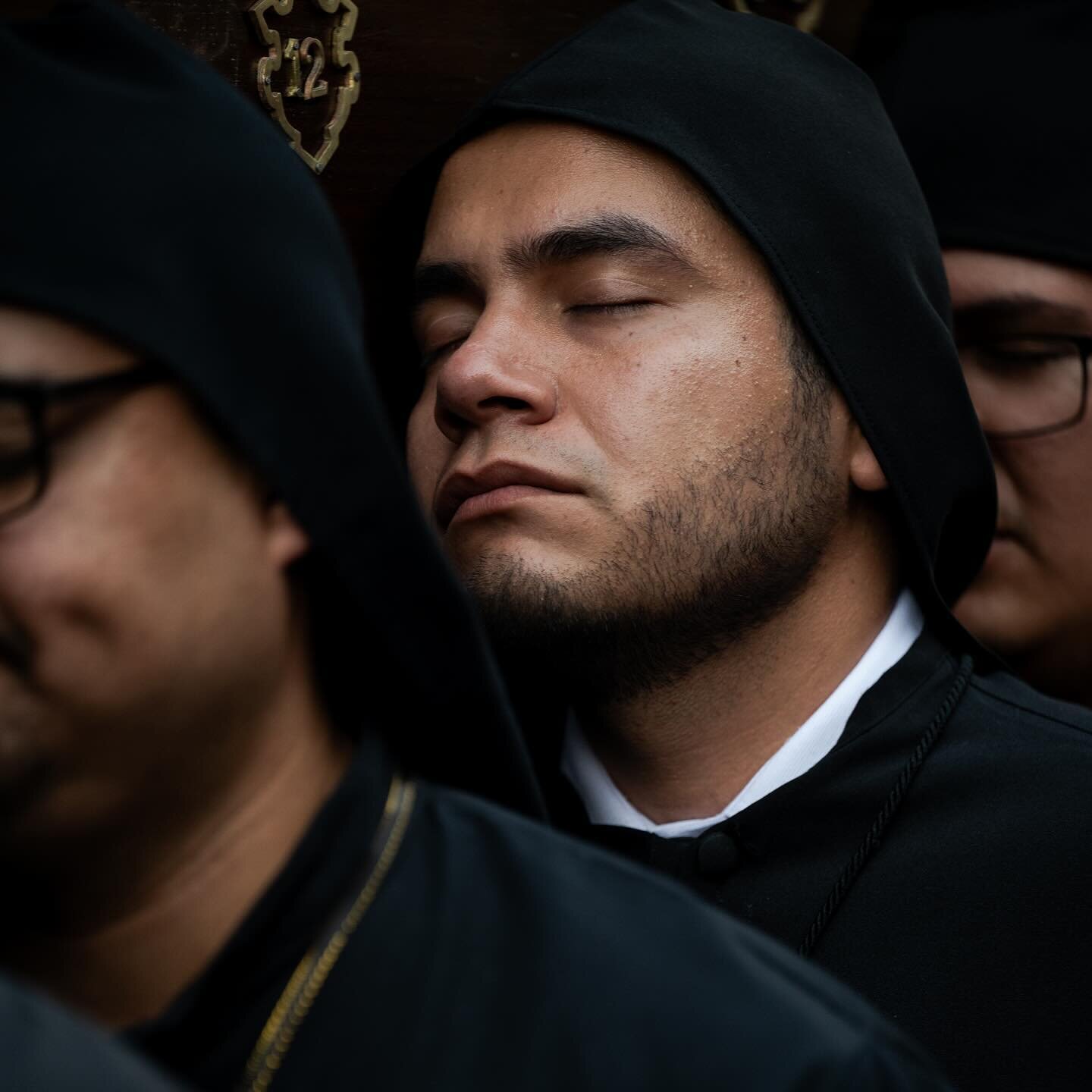 Algunos de los rostros durante la procesi&oacute;n del Se&ntilde;or Sepultado de la Escuela de Cristo Viernes Santo 2024 en Antigua Guatemala.