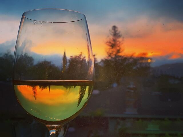 Cheers of gratitude to sunsets... enjoyed with a nice glass of wine. ✨🥂✨