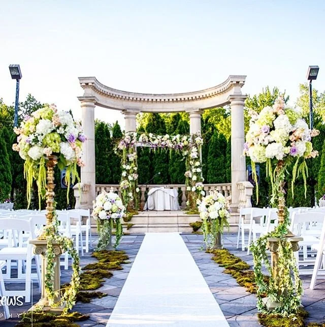 Did you know... outside weddings are our specialty?! @dalsimerspitzandpeck provides all of your outdoor ceremony floral &amp; decor needs. 
Go online (link in bio) to schedule your appointment for any of our tri-state locations. 🤍
Venue: @therocklei