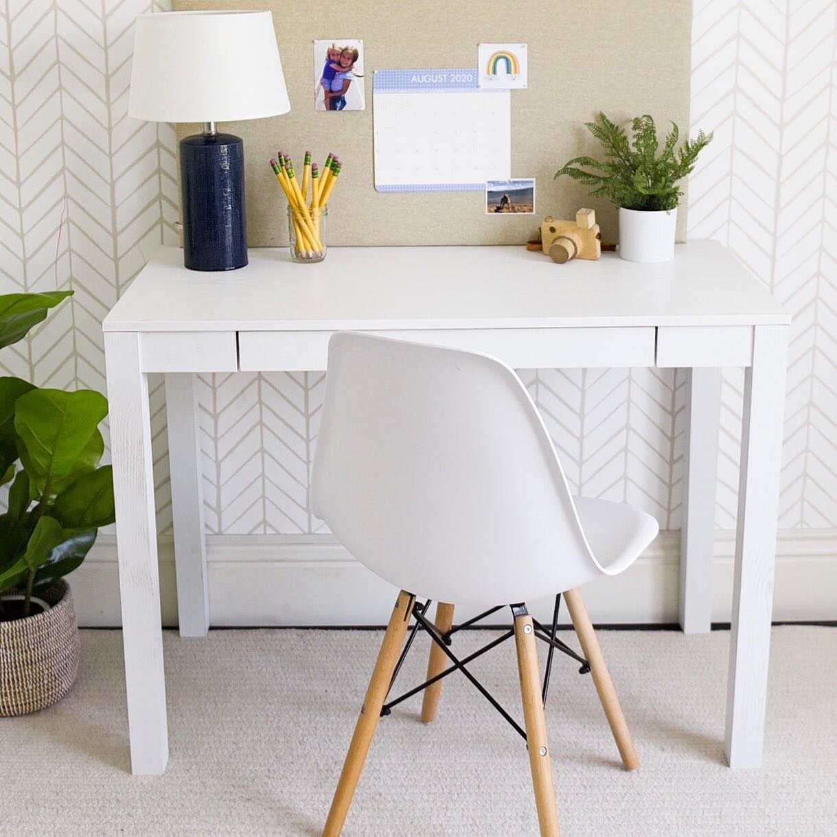 Homeschool game strong 💪 If you need help creating a desk space for your little one, or if you&rsquo;re lucky enough to have a whole room to dedicate to homeschool but just need help pulling it all together, email or DM me to get on the calendar bef