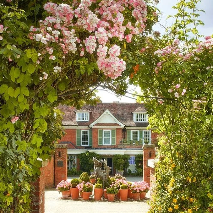Chewton_Glen_with_roses.jpg