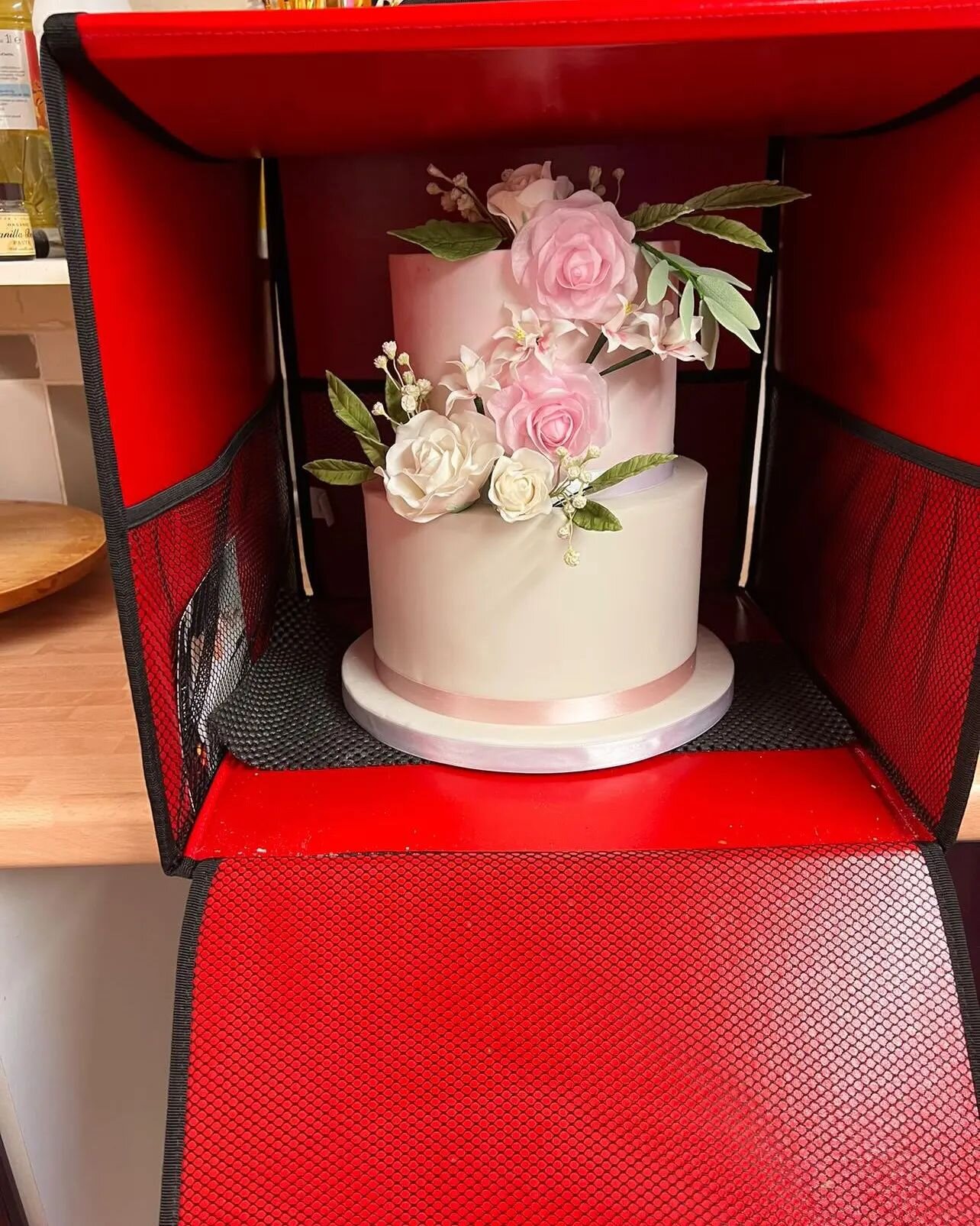 Cakes from @peboryon sitting pretty safe and secured in our carrier.

Our carriers give you peace of mind every time you deliver your cake to your customers. You can see it in the video!

Thank you for the picture.
Don't hesitate to contact them @peb