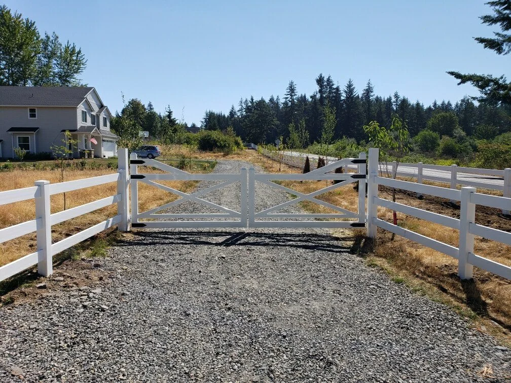 16 ft. dubble gate to mach vinal fencing.JPG