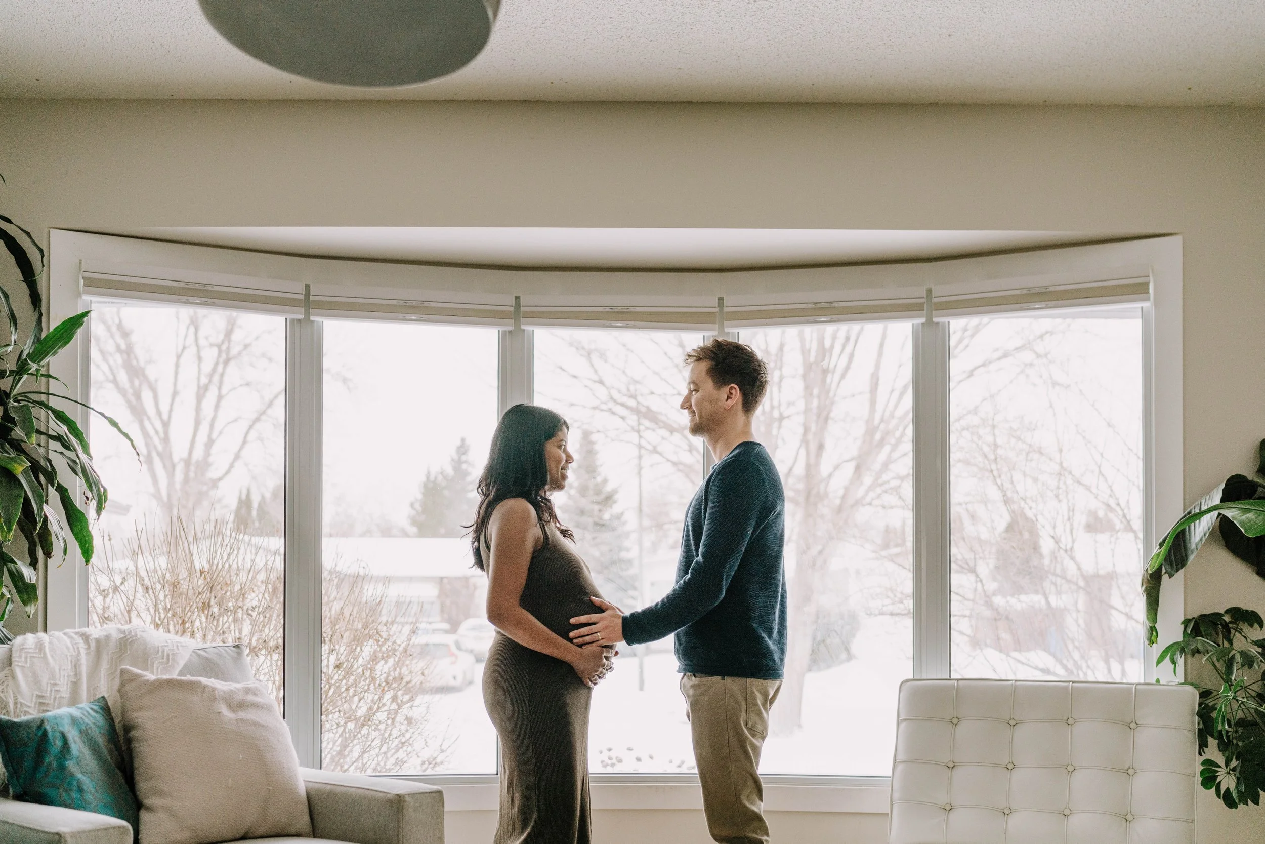 Romaine - Winnipeg Maternity Photographer - Lifestyle At Home Maternity Photos