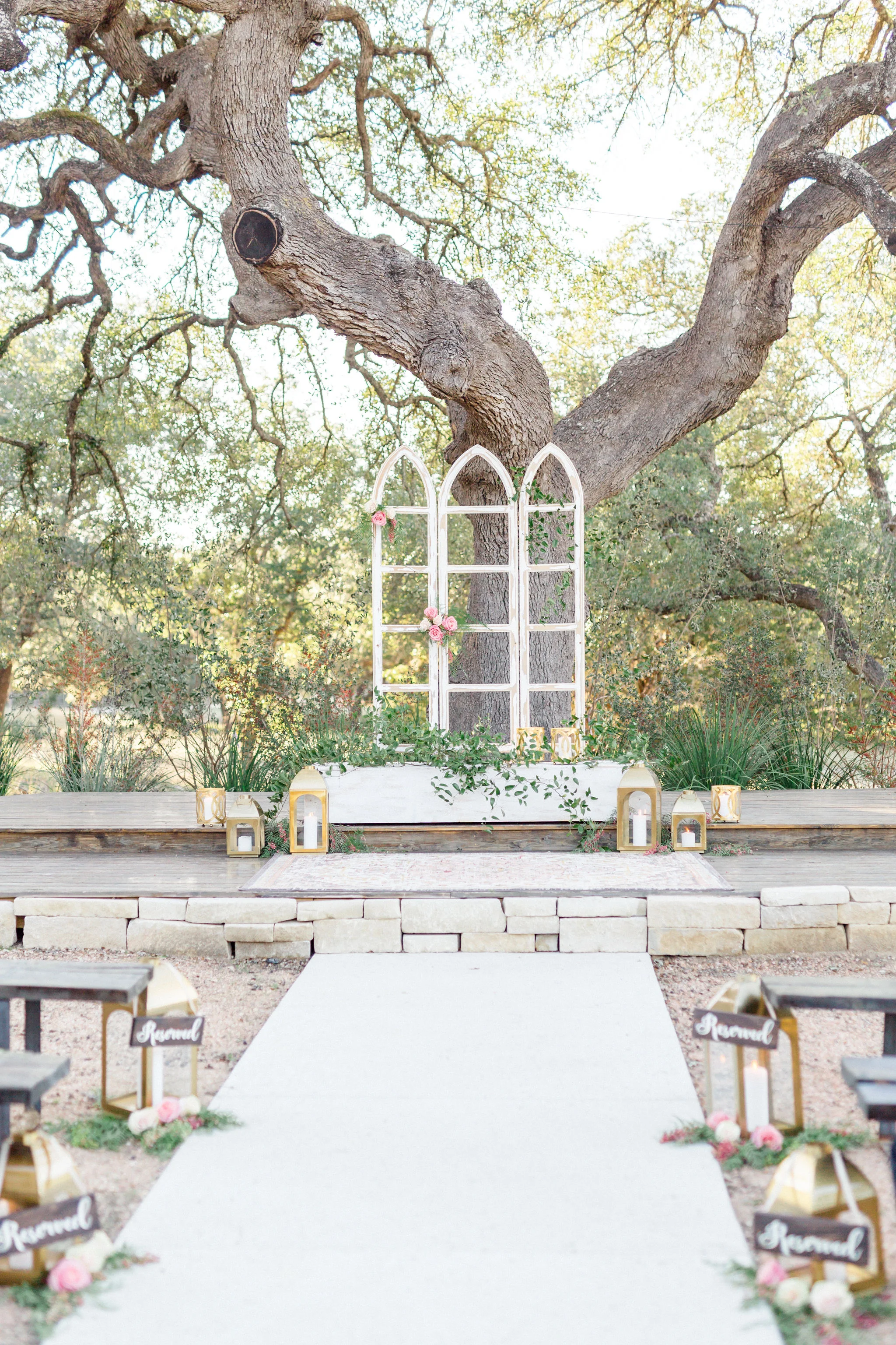 Photo: Jessica Chole Photograph y | Rentals, florals, and styling: Sue Bee Vintage Rentals & Floral Design