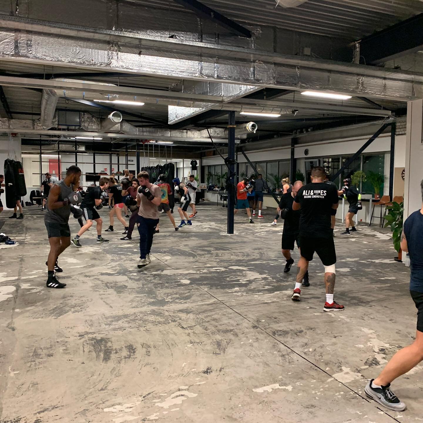  samen sporten. Boksen in Eindhoven. Boxing in Eindhoven. Sparring.  kickboxing. fitness in Eindhoven. Tongelre. bokstechniek 