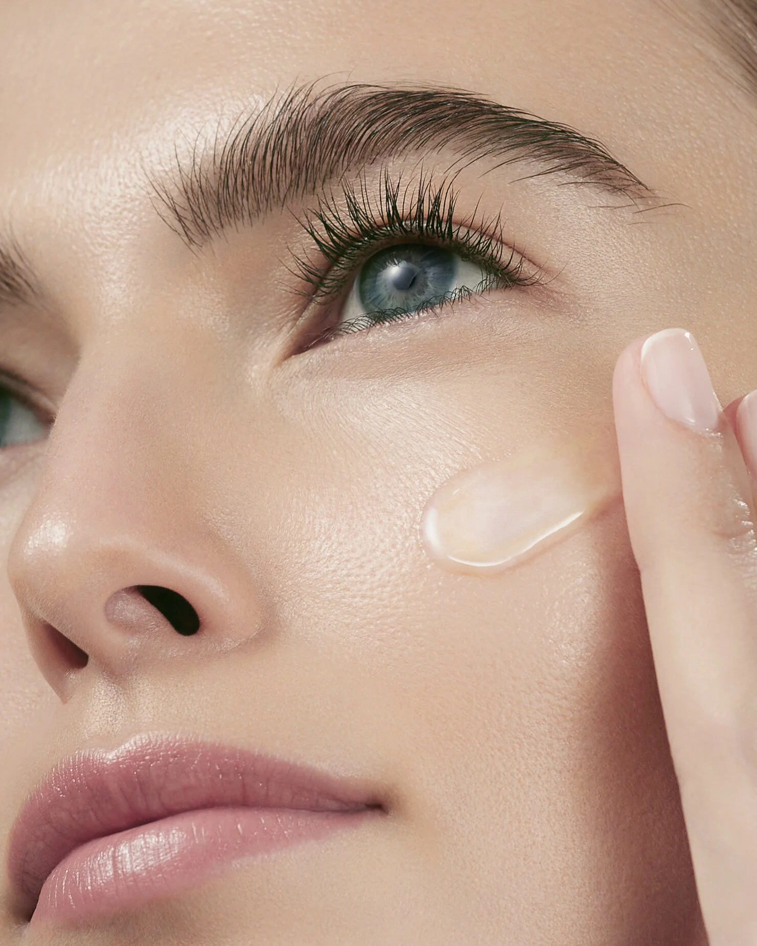 10_lan_absolueserum&mup2021_photo_beauty_pos_service_4-5.jpg