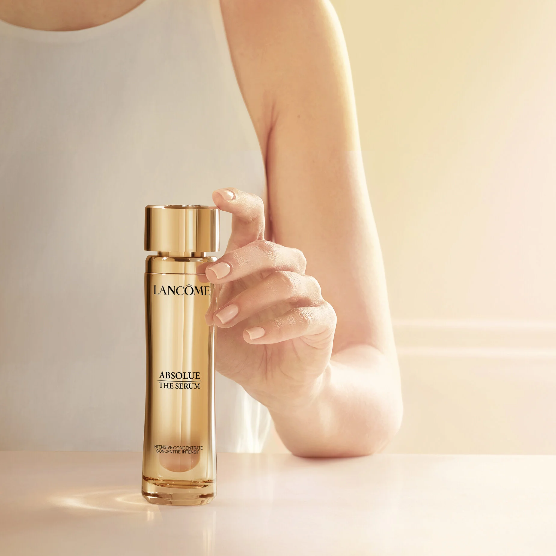 11_lan_absolueserummup2021_photo_beauty_user_experience_serum_1_1-1.jpg