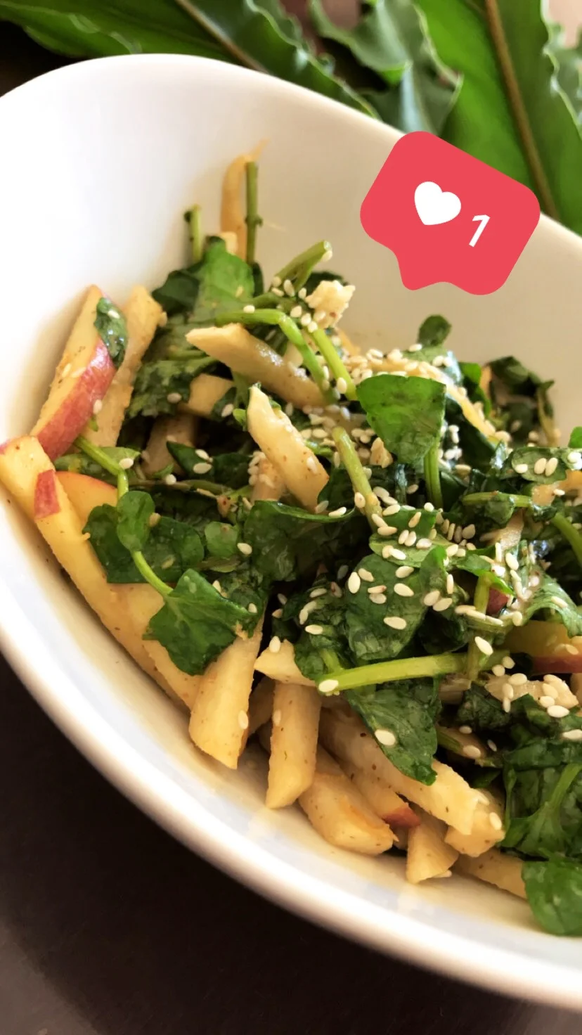 Ensalada de berro y manzana, con aderezo de almendra, jengibre, y soya 