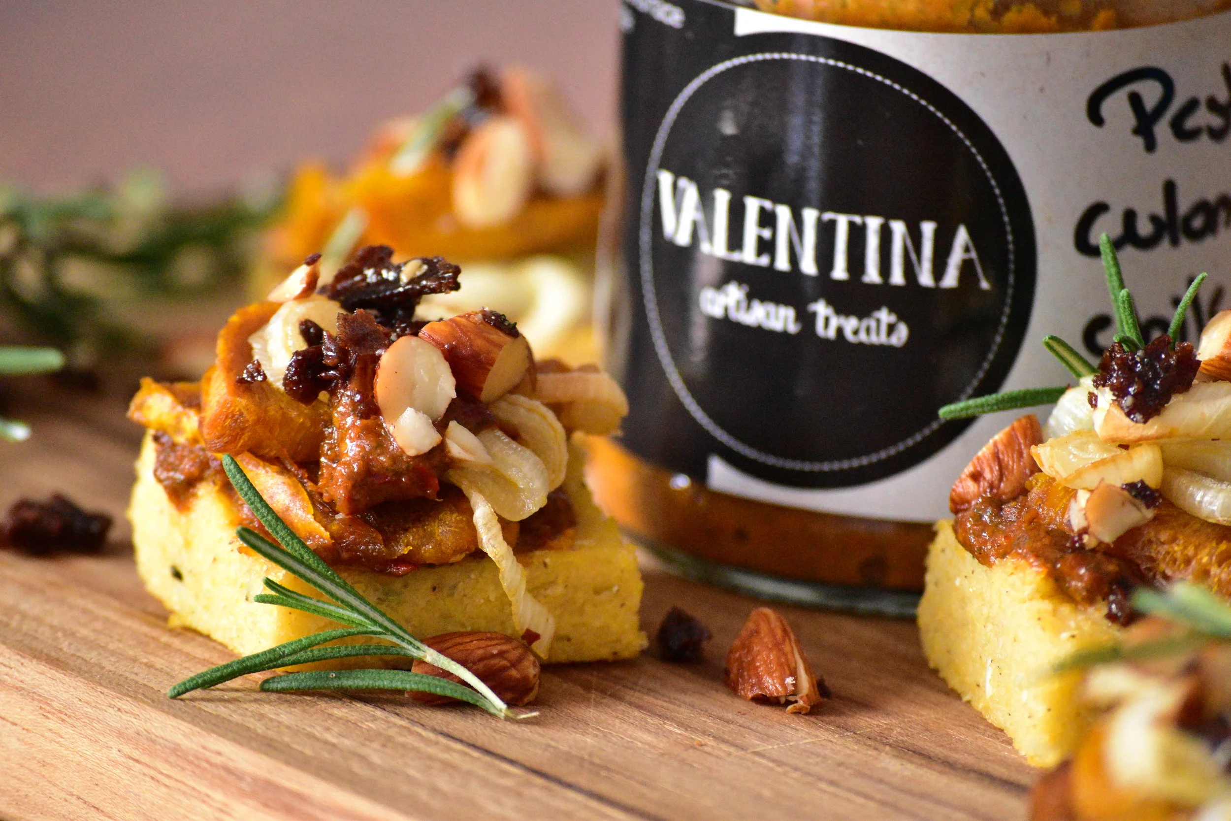 Cuadritos de polenta y ayote, con pesto de @ValentinaArtisanTreats