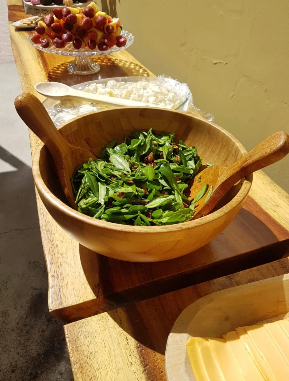 Ensalada otoñal de espinaca, semillas de ayote, y aderezo de naranja 