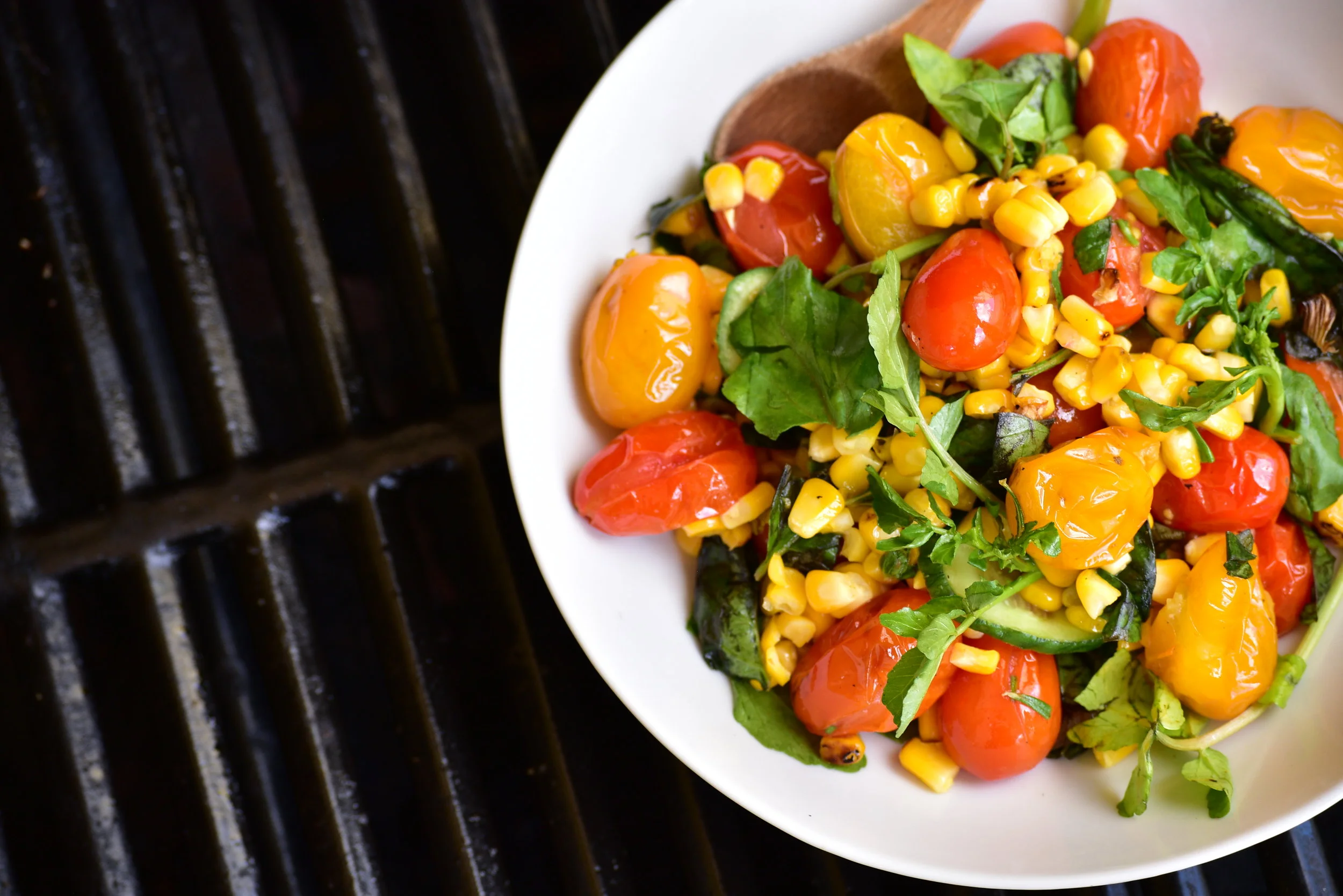 Ensalada de maíz y tomates a la parrilla 