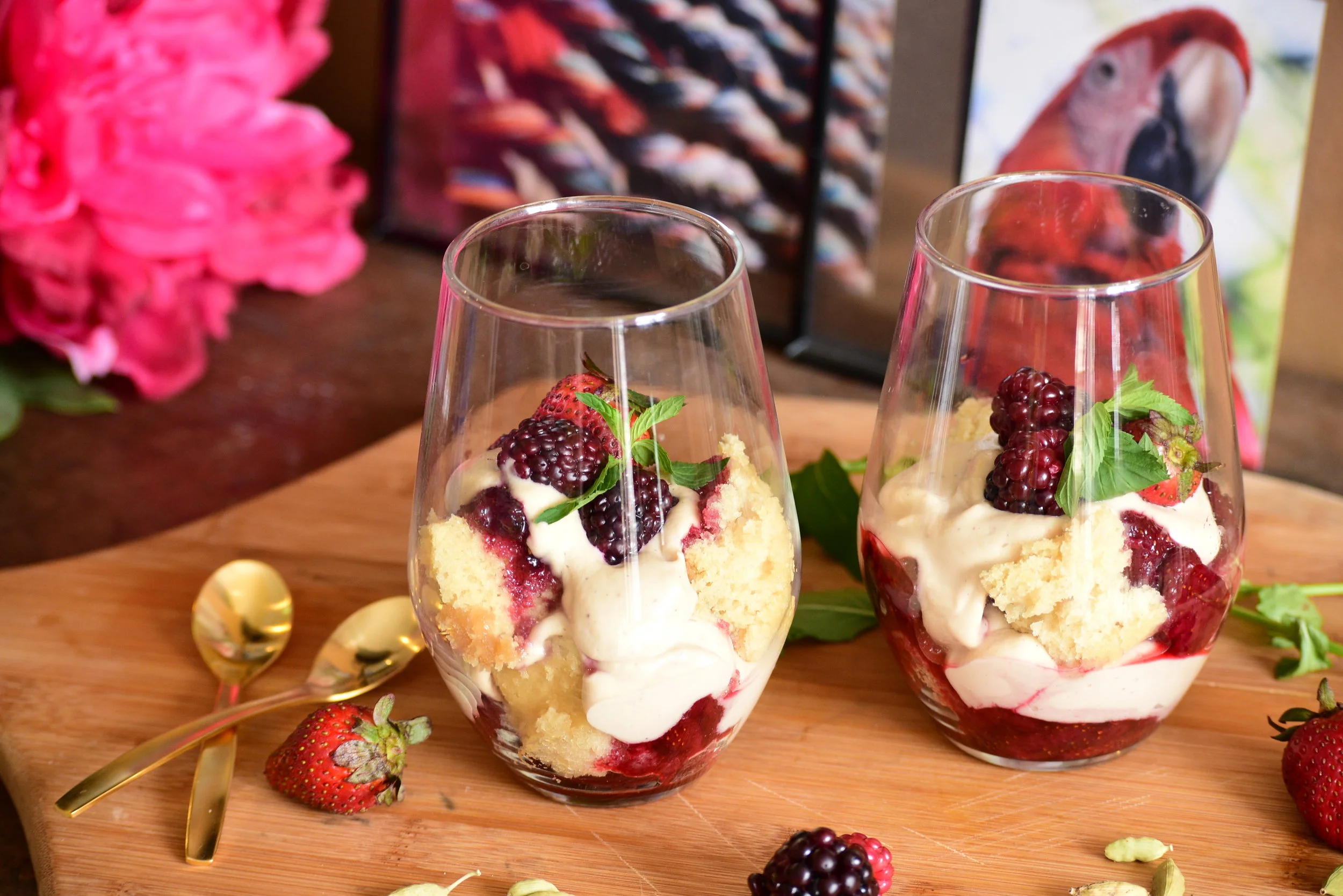 Trifle de moras, crema de marañón, y pastel de vainilla 