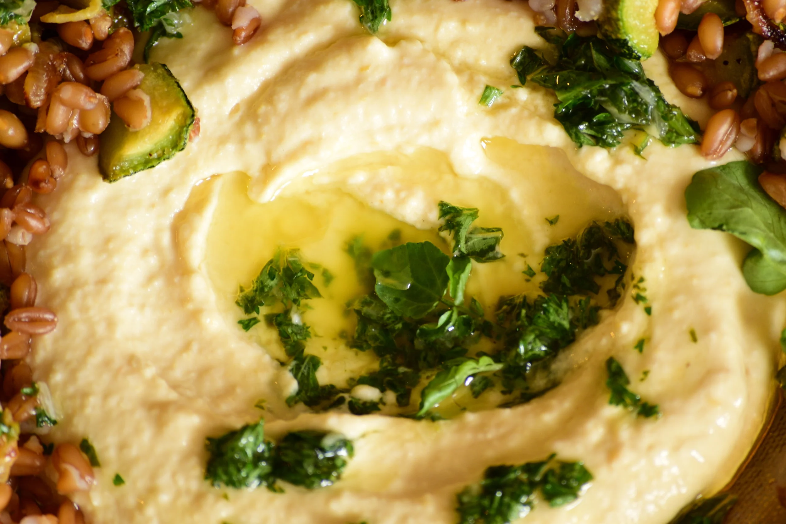 Hummus con ensalada de farro y vegetales rostizados 