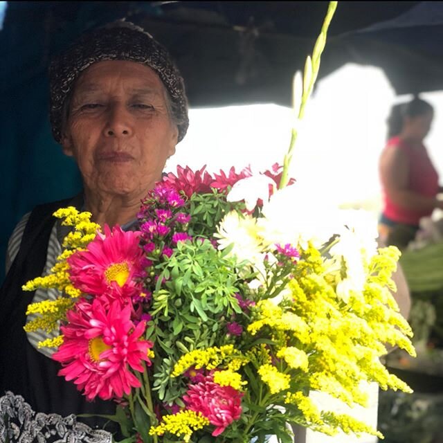 Feliz d&iacute;a a la verdadera columna de nuestro pa&iacute;s🌷.
Escrib&iacute; abajo una palabra con la describir&iacute;as a las mujeres de tu vida y las que has tenido la dicha de conocer👇🏼.
#RaizCulinaria #diadelamujerhondure&ntilde;a